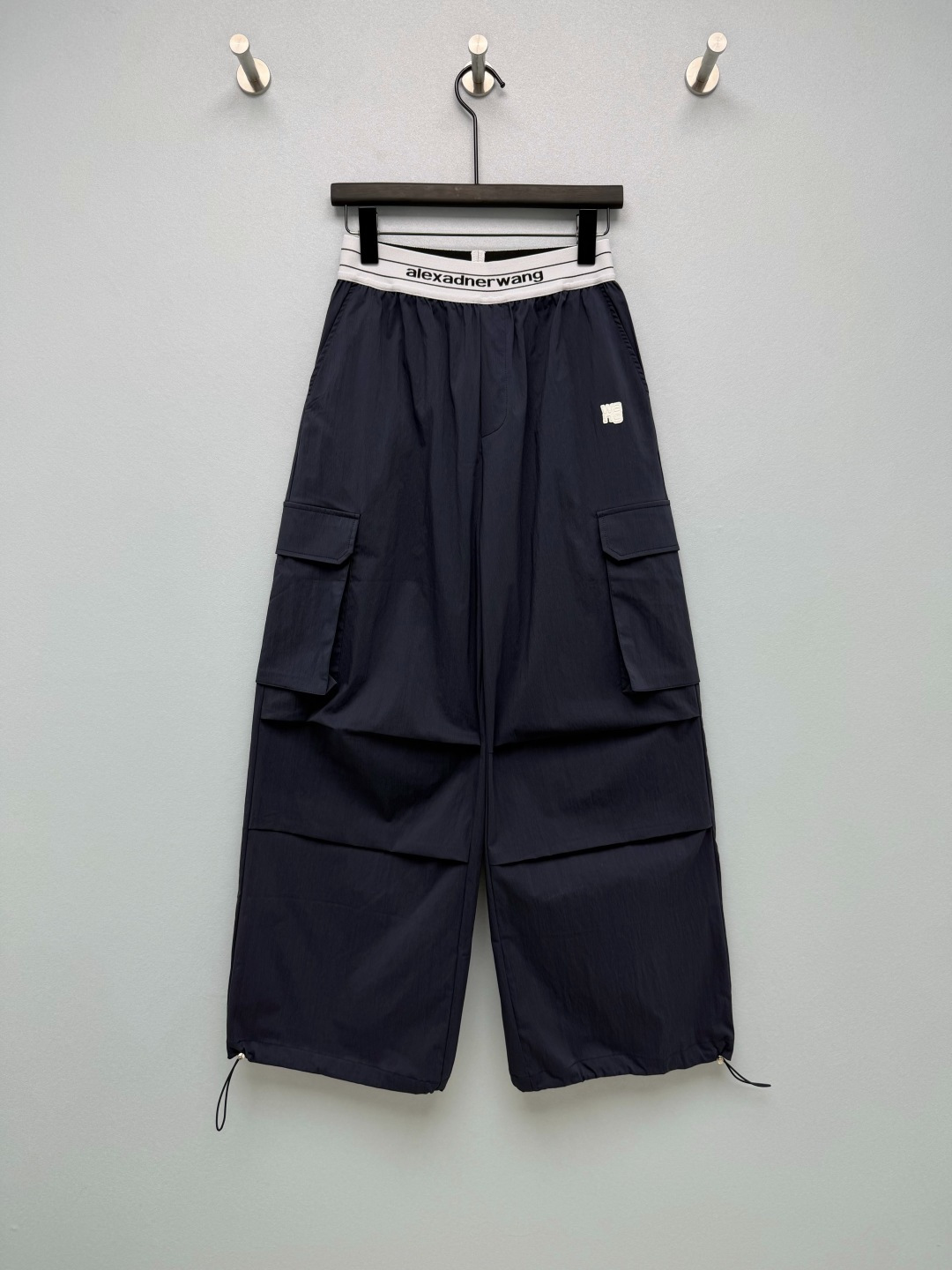 NO:903458,Alex*Wang wide-fitting cargo paratrooper pants  It is made of light and wrinkle-resistant quick-drying nylon fabric. The fabric has a subtle texture and hangs in place. The upper body is neat and not bloated. The elastic letter waist design makes it easy to put on and take off without restricting the abdomen. The trousers are three-dimensionally pleated + large pockets on both sides. The workwear atmosphere is directly full. The drawstring on the trouser legs allows you to switch between wide-leg/leg-tie styles. It is very cost-effective to wear two pants in one. There are two high-end colors of navy blue and khaki, which can be easily worn by boys and girls. Two-color 3-code.  SML,Alexander Wang-clothing,alexander wang,19860909Alex*Wang阔版工装伞兵裤 选用轻薄抗皱的锦纶速干面料,面料带有细微肌理感,垂感到位,上身利落不臃肿,松紧字母腰头设计,穿脱自在不勒腹,裤身立体打褶+双侧大口袋,工装氛围感直接拉满,裤脚抽绳自由切换阔腿/束脚两种穿法,一裤两穿超划算.藏青、卡其两个高级色系,男生女生都能轻松驾驭.双色3码 SML,亚历山大王-服装,alexander wang,,Women's clothing