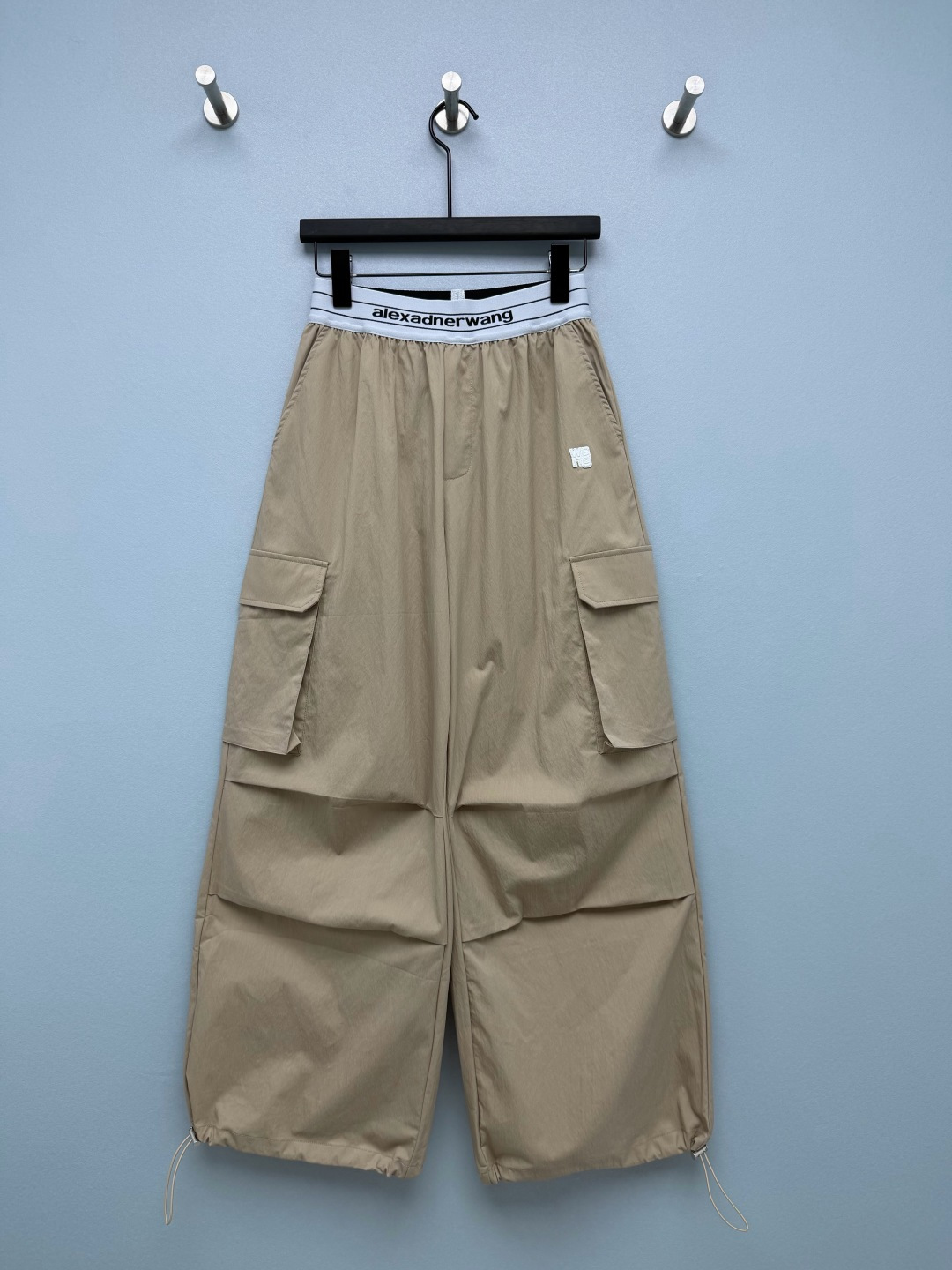 NO:903476,Alex*Wang wide-fitting cargo paratrooper pants  It is made of light and wrinkle-resistant quick-drying nylon fabric. The fabric has a subtle texture and hangs in place. The upper body is neat and not bloated. The elastic letter waist design makes it easy to put on and take off without restricting the abdomen. The trousers are three-dimensionally pleated + large pockets on both sides. The workwear atmosphere is directly full. The drawstring on the trouser legs allows you to switch between wide-leg/leg-tie styles. It is very cost-effective to wear two pants in one. There are two high-end colors of navy blue and khaki, which can be easily worn by boys and girls. Two-color 3-code.  SML,Alexander Wang-clothing,alexander wang,19860909Alex*Wang阔版工装伞兵裤 选用轻薄抗皱的锦纶速干面料,面料带有细微肌理感,垂感到位,上身利落不臃肿,松紧字母腰头设计,穿脱自在不勒腹,裤身立体打褶+双侧大口袋,工装氛围感直接拉满,裤脚抽绳自由切换阔腿/束脚两种穿法,一裤两穿超划算.藏青、卡其两个高级色系,男生女生都能轻松驾驭.双色3码 SML,亚历山大王-服装,alexander wang,,Women's clothing