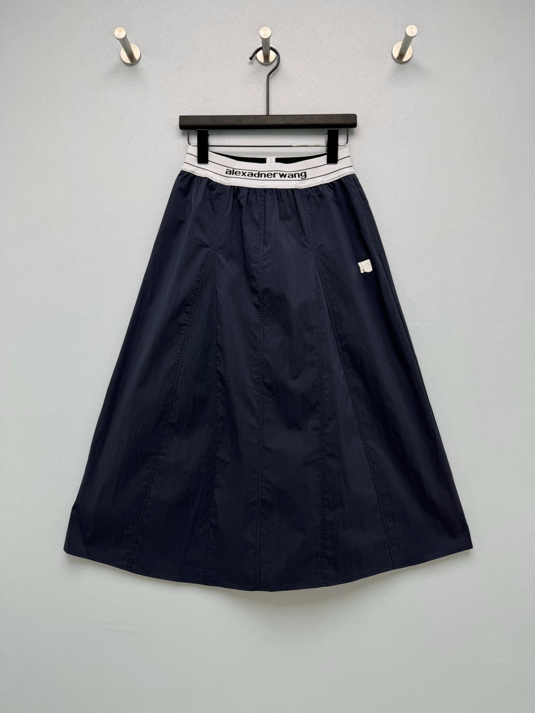 NO:903485,Alex*Wang high-waisted A-line skirt  The fabric is made of nylon anti-wrinkle quick-drying fabric, with a delicate natural texture, light and breathable texture, and slightly water-repellent. The waist is designed with elastic webbing, which has sufficient elasticity and does not tighten the abdomen. It is suitable for various waist sizes. The waist is naturally pleated to weaken the abdominal line and will not be tight against the flesh. The classic letter web waistband is full of recognition, fashionable and not exaggerated. It is divided into two colors, navy blue and khaki, which is a light luxury casual women's clothing item. Two-color 3-code  SML,Alexander Wang-clothing,alexander wang,skirts,19860909Alex*Wang高腰A字半身长裙 面料采用锦纶抗皱速干面料,带有细腻自然肌理,质地轻薄透气,具备轻微防泼水性,腰部为松紧织带设计,弹力充足,不勒腹部,适配多种腰围,腰部自然抽褶设计,弱化腹部线条,不会紧绷贴肉,经典字母织带腰头,辨识度拉满,时髦不浮夸.分为藏青色、卡其色两款配色,属于轻奢休闲风女装单品.双色3码 SML,亚历山大王-服装,alexander wang,skirts,,Women's clothing