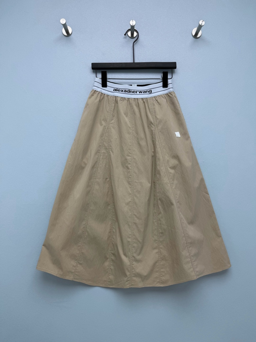 NO:903501,Alex*Wang high-waisted A-line skirt  The fabric is made of nylon anti-wrinkle quick-drying fabric, with a delicate natural texture, light and breathable texture, and slightly water-repellent. The waist is designed with elastic webbing, which has sufficient elasticity and does not tighten the abdomen. It is suitable for various waist sizes. The waist is naturally pleated to weaken the abdominal line and will not be tight against the flesh. The classic letter web waistband is full of recognition, fashionable and not exaggerated. It is divided into two colors, navy blue and khaki, which is a light luxury casual women's clothing item. Two-color 3-code  SML,Alexander Wang-clothing,alexander wang,skirts,19860909Alex*Wang高腰A字半身长裙 面料采用锦纶抗皱速干面料,带有细腻自然肌理,质地轻薄透气,具备轻微防泼水性,腰部为松紧织带设计,弹力充足,不勒腹部,适配多种腰围,腰部自然抽褶设计,弱化腹部线条,不会紧绷贴肉,经典字母织带腰头,辨识度拉满,时髦不浮夸.分为藏青色、卡其色两款配色,属于轻奢休闲风女装单品.双色3码 SML,亚历山大王-服装,alexander wang,skirts,,Women's clothing