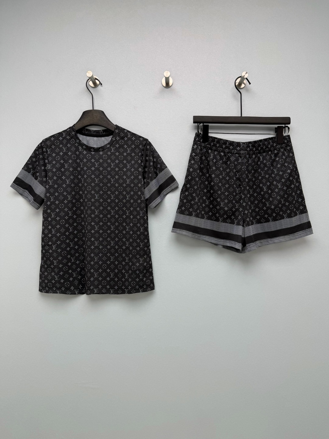 NO:922973,lou* Summer short-sleeved + shorts two-piece casual suit  Made of honeycomb mesh breathable fabric, with a breathable mesh structure on the surface, it is extremely breathable and can quickly wick away heat and sweat. The upper body is refreshing and not sweaty. The round neck short sleeves + loose shorts combination, contrasting stripe details on the cuffs and legs, full of design, slightly loose version, not picky about the figure, can be easily controlled even if you are fat. The whole body is dark and light silver presbyopia is printed all over. The black background is matched with light gray dark lines. It is low-key and not exaggerated, away from the sense of publicity, and has a light and luxurious atmosphere!  Solid color size 3 SML,Louis Vuitton-clothing,louis vuitton,shorts,T-shirt,19860909lou* 夏季短袖+短裤两件套休闲套装 采用蜂窝网眼透气面料,表层带有透气网孔结构,透气性极强,快速排汗散热,上身清爽不闷汗,圆领短袖+宽松短裤组合,袖口裤脚撞色条纹细节,设计感满满,微宽松版型,不挑身材,微胖也可以轻松驾驭,通体暗调浅银老花满印,黑色底色搭配浅灰色暗纹,低调不浮夸,远离张扬感,轻奢氛围感十足！单色3码 SML,路易威登-服装,louis vuitton,shorts,T-shirt,,Women's clothing