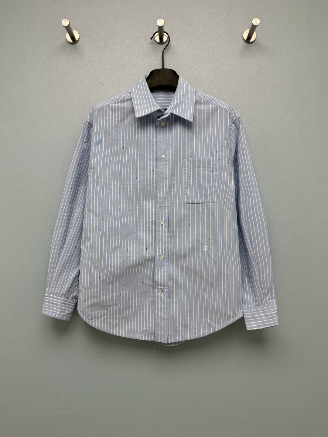 NO:922990,cha* light luxury commuting style vertical striped long-sleeved shirt is made of high-count fine cotton, the fabric is soft and breathable, with natural micro-texture, the upper body is comfortable and skin-friendly, the lapels are decent and generous, and the back pleat design makes it easy to wear without pressing the body. The long sleeves with dropped shoulders are not shoulder-picking. The fine vertical stripes visually slim down, scattered dark spots are low-key and exquisite, and the small embroidery details are full of texture. The blue and white vertical striped shirt is classic and will never go out of style!  Single color code 3 SML, Chanel-clothing, chanel, shirts,19860909cha* 轻奢通勤款竖条纹长袖衬衫 选用高支精细棉料,面料柔软透气,带有自然微肌理,上身舒适亲肤,翻领版型得体大方,后背褶位设计,穿着宽松不压身,落肩长袖,不挑肩型,细密竖条纹视觉显瘦,散落暗点低调精致,小刺绣细节质感拉满.蓝白竖条纹衬衫,经典永不过时！ 单色3码 SML,香奈儿-服装,chanel,shirts,,Women's clothing