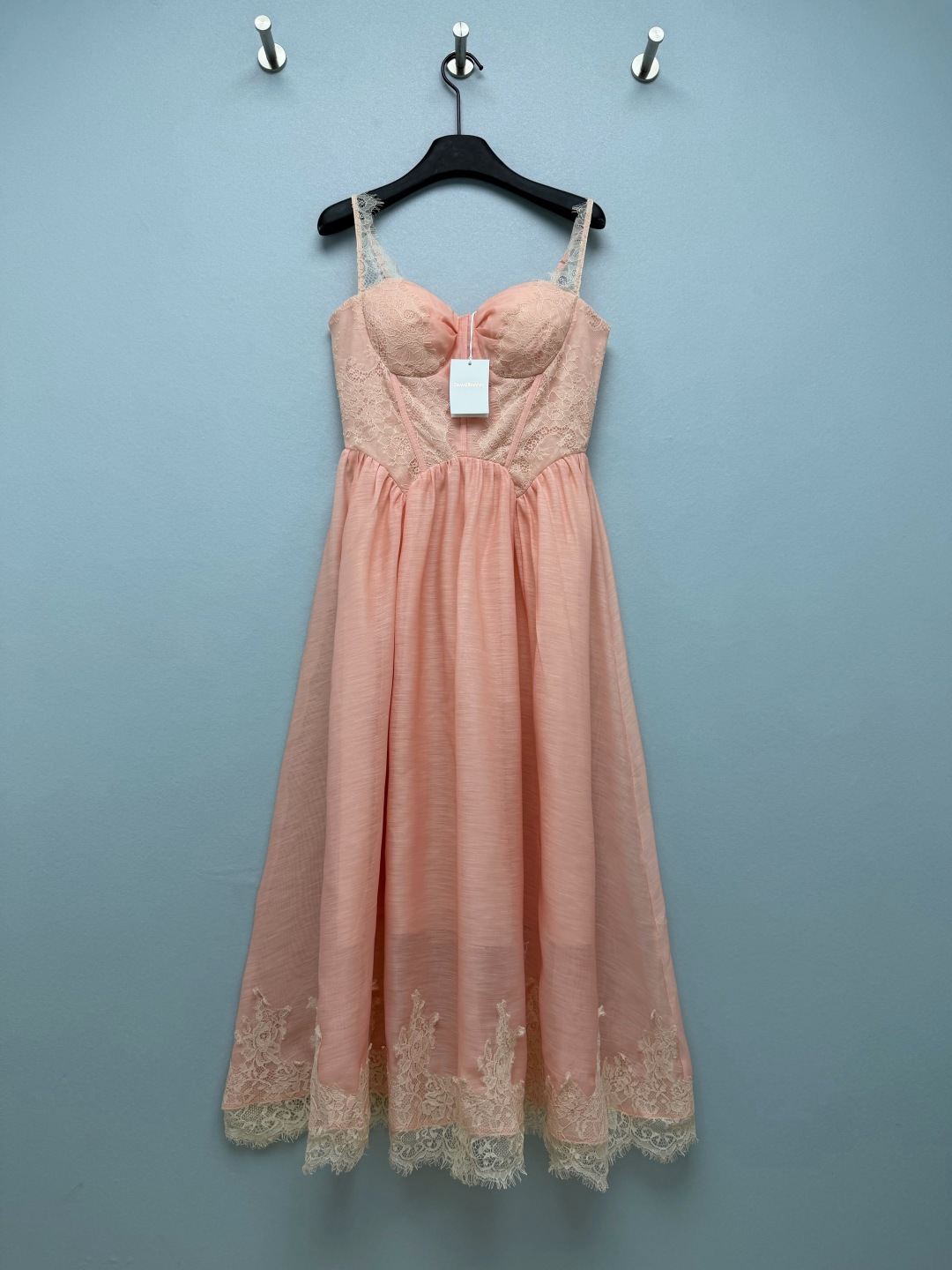 NO:923019,Zimmerman* French vintage lace suspender midi dress  Light and slightly wrinkled Tencel blended fabric, with a hazy and transparent texture, draped and elegant, the upper body is light and breathable, the upper body has a heart-shaped tube top on the chest, and the chest area is wrapped with lace; built-in invisible fishbone strips tighten the waist and abdomen, optimize the waistline, and create a tight waist, and the lace on both sides extends to the sling shoulder straps  , the shoulder straps can be finely adjusted to fit the body shape, the hem of the skirt is equipped with eyelash lace, three-dimensional flower pattern, raw edge eyelash design adds a sense of atmosphere, the upper part of the back has an elastic fold design, which is highly tolerant, the invisible zipper in the middle makes it easy to put on and take off. The high waist split design increases the body proportions!  3 colors and 4 codes SMLXL, Zimmermann-clothing, skirts,19860909Zimmerman*法式复古蕾丝吊带中长款连衣裙 轻薄微皱天丝混纺面料,自带朦胧通透质感,垂坠飘逸,上身轻盈透气,上半身胸口心形抹胸版型,胸区蕾丝包裹；内置隐形鱼骨条,收紧腰腹,优化腰线,塑造紧致小蛮腰,两侧蕾丝延伸至吊带肩带,肩带可微调长短适配身形,裙摆下摆搭配睫毛蕾丝花边,立体花卉纹样,毛边睫毛设计氛围感拉满,后背上段弹力打揽褶皱设计,包容性强,中间隐形拉链,穿脱方便.高腰分割设计,拉高身材比例！3色4码 SMLXL,兹默曼-服装,skirts,,Women's clothing