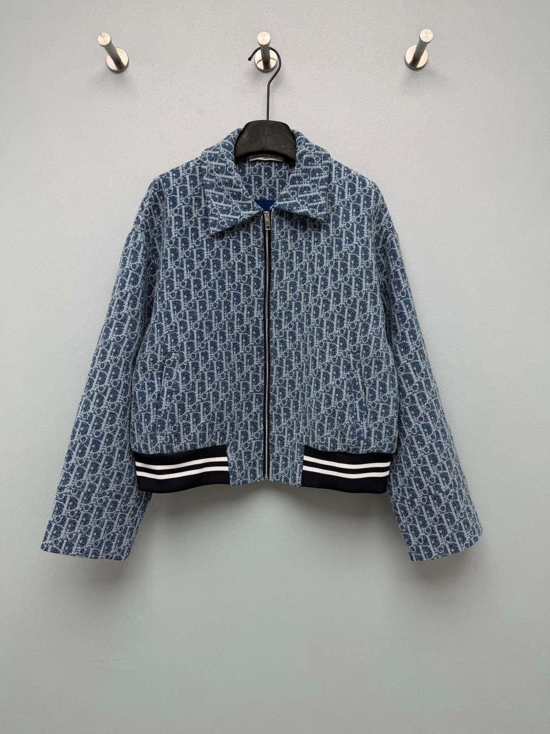 NO:923278,Diu* light luxury old flower jacquard lapel short jacket  Customized jacquard fabric, presbyopic texture is woven into the fabric, the texture is completely online, the lapel design breaks the casual feel of traditional baseball uniforms, and is suitable for commuting and daily life. The short, dropped shoulders are loosely cut, optimizing the body proportions, elongating the lower body line, and the dropped shoulder sleeves complement the wide shoulders and slip.  The shoulder bag is very high, and the hem adopts classic black and white horizontal striped ribbing, which is stretchy and comfortable, with retro baseball elements, tightened waistline, neat silhouette, all-over repeated logo jacquard design, the background color is denim blue, high-end and low-key, not too exaggerated. Monochrome size 3  SML, Dior-clothing, dior, jackets & coats,19860909Diu*轻奢老花提花翻领短款夹克 定制提花面料,老花纹理织进面料里,质感完全在线,翻领设计打破传统棒球服的休闲感,通勤日常兼顾,短款落肩宽松剪裁,优化身材比例,拉长下半身线条,落肩袖对宽肩、溜肩包容度很高,下摆采用经典黑白横条纹罗纹收口,弹力舒适,复古棒球元素,收紧腰线,版型利落,通体重复标识提花设计,底色为牛仔蓝调,高级低调,不会过于浮夸.单色3码 SML,迪奥-服装,dior,jackets & coats,,Women's clothing