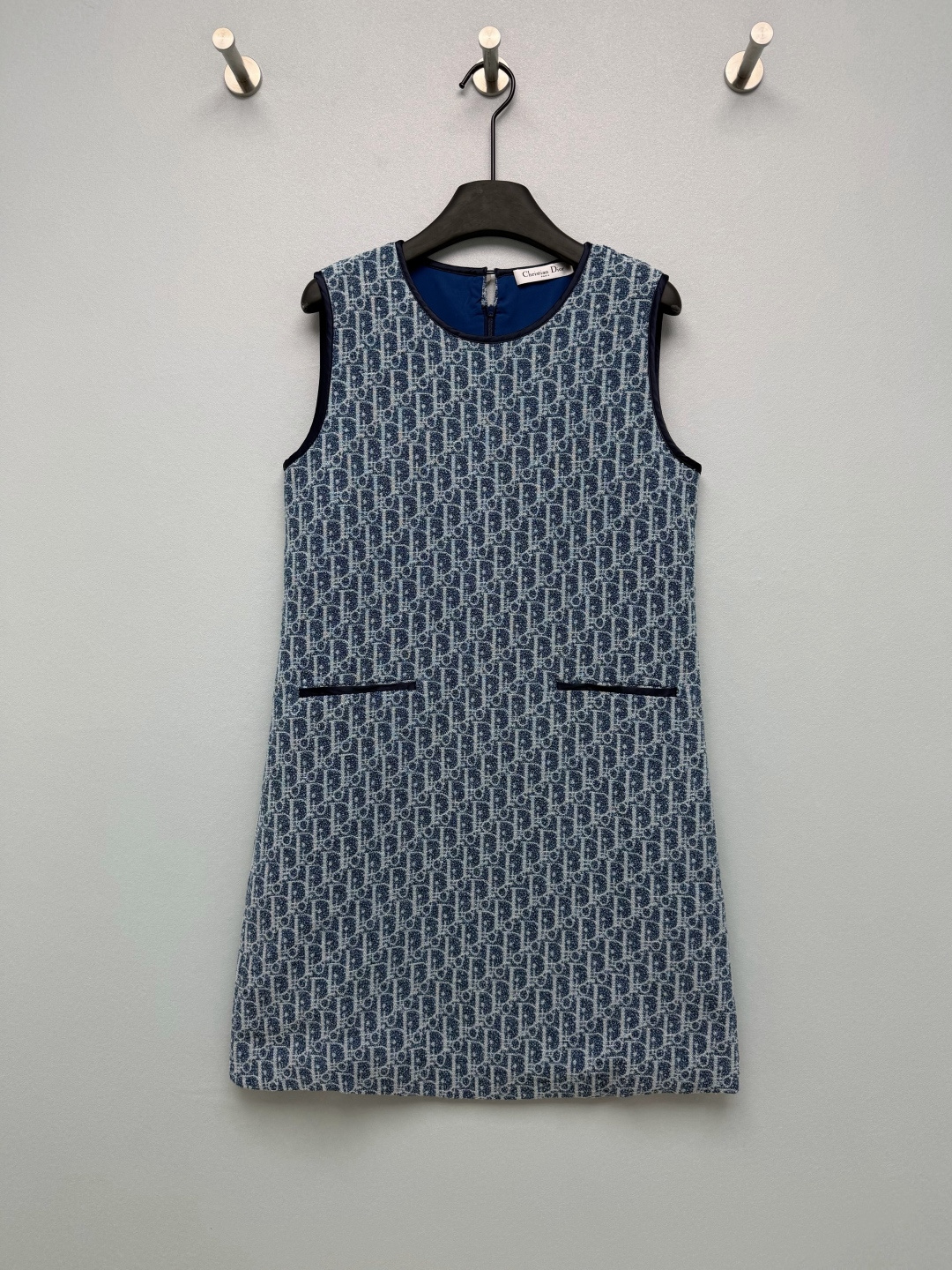 NO:923258,Dio* classic floral jacquard sleeveless shift tank dress  Customized jacquard fabric, presbyopia woven into the fabric, the texture is visible to the naked eye, simple round neck + sleeveless tailoring, neat lines, H-shaped straight version, not close to the body, easily covering the waist, abdomen and crotch fat, highly tolerant to various body shapes, front side  The double pocket design is both beautiful and practical, with a pearl button on the back collar and a full-length invisible zipper, which is easy to put on and take off. It has classic Oblique presbyopia elements. The color is low-key and restrained. The blue color is high-end and durable, and will not be ostentatious. Single color code 3  SML,Dior-clothing,dior,dior,skirts,19860909Dio* 经典老花提花无袖直筒背心连衣裙 定制提花面料,老花织进布料内里,质感肉眼可见,简约圆领+无袖剪裁,线条利落,H型直筒版型,不贴身,轻松遮盖腰腹、胯部赘肉,对各种身材包容度高,前侧双口袋设计兼顾美观实用,后领一颗珍珠纽扣+全长隐形拉链,穿脱方便,经典Oblique老花元素,配色低调内敛,蓝色系高级耐看,不会张扬浮夸.单色3码 SML,迪奥-服装,dior,dior,skirts,,Women's clothing