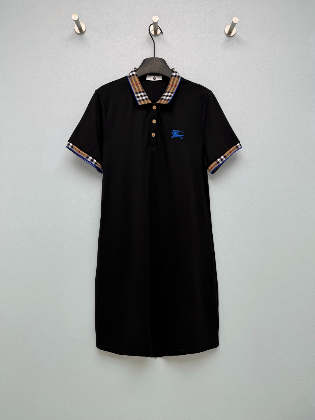 NO:924430,Bur* Classic Polo Collar Casual Dress  Pique mesh structure, excellent breathability, breathable and sweat-wicking, keeping the upper body dry. The collar and short-sleeved cuffs follow the iconic Vintage retro plaid, and the outer edges are matched with thin blue edging to enhance recognition. The blue war horse three-dimensional embroidery on the chest is fine and neat, and the pattern is full and three-dimensional. It is high-end and low-key without being overly public.  3 colors and 5 codes SMLXLXXL, Burberry-clothing, burberry, skirts, T-shirt,19860909Bur* 经典Polo领休闲连衣裙 珠地网眼结构,透气性优秀,穿着透气排汗,上身干爽,领口和短袖袖口沿用标志性Vintage复古格纹,外缘搭配蓝色细包边,提升辨识度,胸口蓝色战马立体刺绣,走线细密工整,图案饱满立体,高级低调,不会过分张扬,H宽松版型,不挑身材,藏肉显瘦,微胖姐妹毫无压力,驼色、藏青色、经典黑色三色可选 3色5码 SMLXLXXL,博柏利-服装,burberry,skirts,T-shirt,,Women's clothing