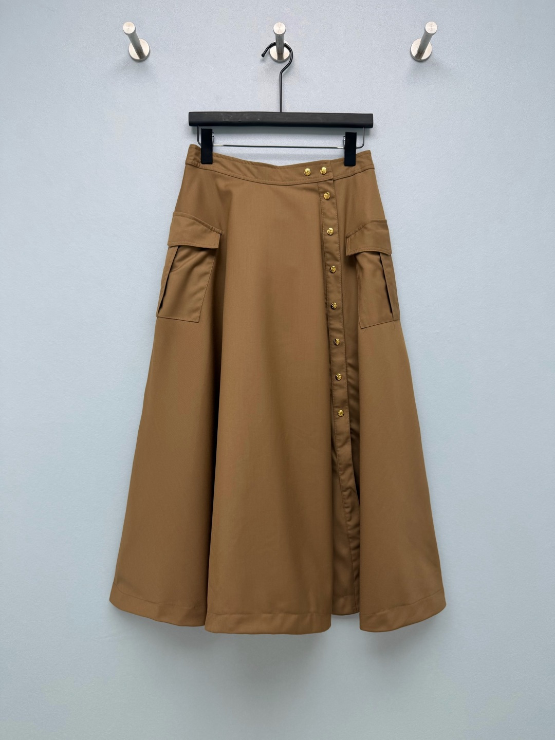 NO:924448,CE* Workwear-style mid-length mid-length umbrella skirt with large hem  Made of high-density cotton blended fabric, the fabric is crisp and stylish, with excellent drape. The high-waisted cut raises the waistline; the elasticated design on the back of the waistband is highly tolerant to the waistline. Golden metal round buttons are arranged diagonally, giving it a high-end texture.  , symmetrical three-dimensional patch pockets on both sides, full of workwear style, taking into account both decoration and practicality, large A umbrella skirt version, hiding the crotch and covering the flesh, covering all the shortcomings of the figure. Available in classic camel and high-end black, versatile for daily commuting. Two-color code 4  SMLXL, Celine-clothing,celine,skirts,19860909CE* 工装风大摆中长款半身伞裙 选用高密棉质混纺面料,面料挺括有型,垂坠度出色,高腰剪裁拉高腰线；腰头后侧做松紧打揽设计,对腰围包容度高,斜向排列金色金属圆形纽扣,质感高级,两侧对称立体贴袋,工装风十足,兼顾装饰性和实用性,大A伞裙版型,藏胯遮肉,把身材短板全部遮住.经典驼色、高级黑色可选,通勤日常百搭.双色4码 SMLXL,赛琳-服装,celine,skirts,,Women's clothing