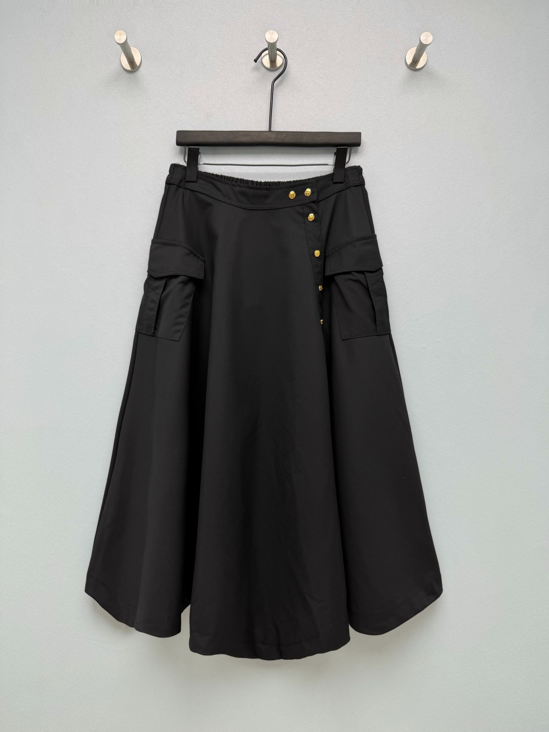 NO:924436,CE* Workwear-style mid-length mid-length umbrella skirt with large hem  Made of high-density cotton blended fabric, the fabric is crisp and stylish, with excellent drape. The high-waisted cut raises the waistline; the elasticated design on the back of the waistband is highly tolerant to the waistline. Golden metal round buttons are arranged diagonally, giving it a high-end texture.  , symmetrical three-dimensional patch pockets on both sides, full of workwear style, taking into account both decoration and practicality, large A umbrella skirt version, hiding the crotch and covering the flesh, covering all the shortcomings of the figure. Available in classic camel and high-end black, versatile for daily commuting. Two-color code 4  SMLXL, Celine-clothing,celine,skirts,19860909CE* 工装风大摆中长款半身伞裙 选用高密棉质混纺面料,面料挺括有型,垂坠度出色,高腰剪裁拉高腰线；腰头后侧做松紧打揽设计,对腰围包容度高,斜向排列金色金属圆形纽扣,质感高级,两侧对称立体贴袋,工装风十足,兼顾装饰性和实用性,大A伞裙版型,藏胯遮肉,把身材短板全部遮住.经典驼色、高级黑色可选,通勤日常百搭.双色4码 SMLXL,赛琳-服装,celine,skirts,,Women's clothing