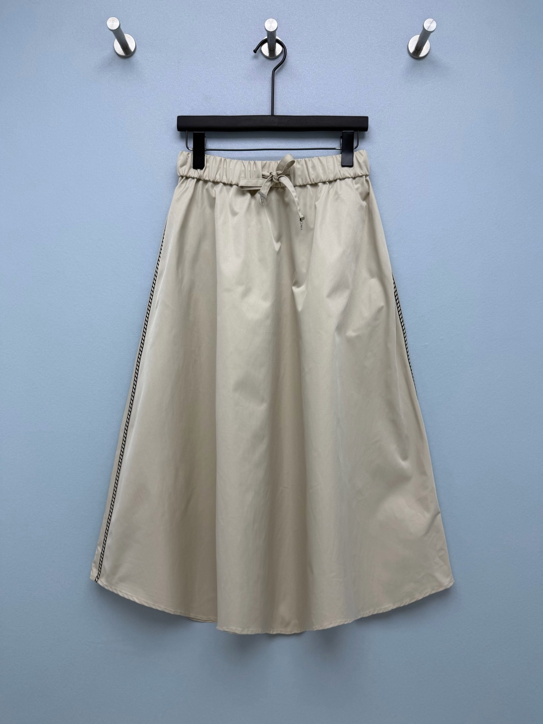 NO:924403,Dio* Light luxury casual A-line mid-length skirt  Made of high-density polyester blended fabric, the texture is thin and smooth, the upper body is dry and breathable, the fabric is stiff and can hold up the curvature of the large skirt, and it is not easy to loosen and deform after long-term wear. The elastic drawstring waistband does not pick up the waistline, making it easy for fat girls to control. The iconic brand webbing design on both sides is low-key and hidden. The large A-line skirt hides the crotch to make you look slimmer, covering all the shortcomings of the figure. Black is slim and versatile, and Mi Xing is gentle for daily use. Two-color 4-code  SMLXL,Dior-clothing,dior,dior,skirts,19860909Dio* 轻奢休闲A字中长款半身裙 选用高密聚酯混纺面料,质地轻薄垂顺,上身干爽透气,面料挺括,能够撑起大裙摆的弧度,久穿不易松弛变形,松紧抽绳腰头不挑腰围,微胖女生轻松驾驭,两侧标志性品牌织带设计,低调暗藏精致,A字大裙摆藏胯显瘦,把身材短板全部遮住.黑色显瘦百搭、米杏温柔日常两款可选.双色4码 SMLXL,迪奥-服装,dior,dior,skirts,,Women's clothing