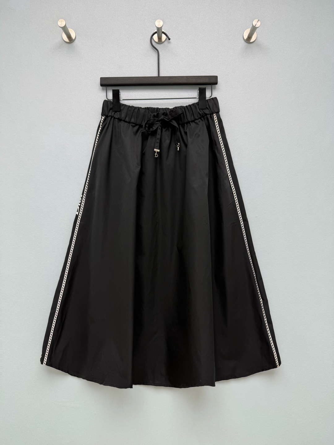 NO:924412,Dio* Light luxury casual A-line mid-length skirt  Made of high-density polyester blended fabric, the texture is thin and smooth, the upper body is dry and breathable, the fabric is stiff and can hold up the curvature of the large skirt, and it is not easy to loosen and deform after long-term wear. The elastic drawstring waistband does not pick up the waistline, making it easy for fat girls to control. The iconic brand webbing design on both sides is low-key and hidden. The large A-line skirt hides the crotch to make you look slimmer, covering all the shortcomings of the figure. Black is slim and versatile, and Mi Xing is gentle for daily use. Two-color 4-code  SMLXL,Dior-clothing,dior,dior,skirts,19860909Dio* 轻奢休闲A字中长款半身裙 选用高密聚酯混纺面料,质地轻薄垂顺,上身干爽透气,面料挺括,能够撑起大裙摆的弧度,久穿不易松弛变形,松紧抽绳腰头不挑腰围,微胖女生轻松驾驭,两侧标志性品牌织带设计,低调暗藏精致,A字大裙摆藏胯显瘦,把身材短板全部遮住.黑色显瘦百搭、米杏温柔日常两款可选.双色4码 SMLXL,迪奥-服装,dior,dior,skirts,,Women's clothing