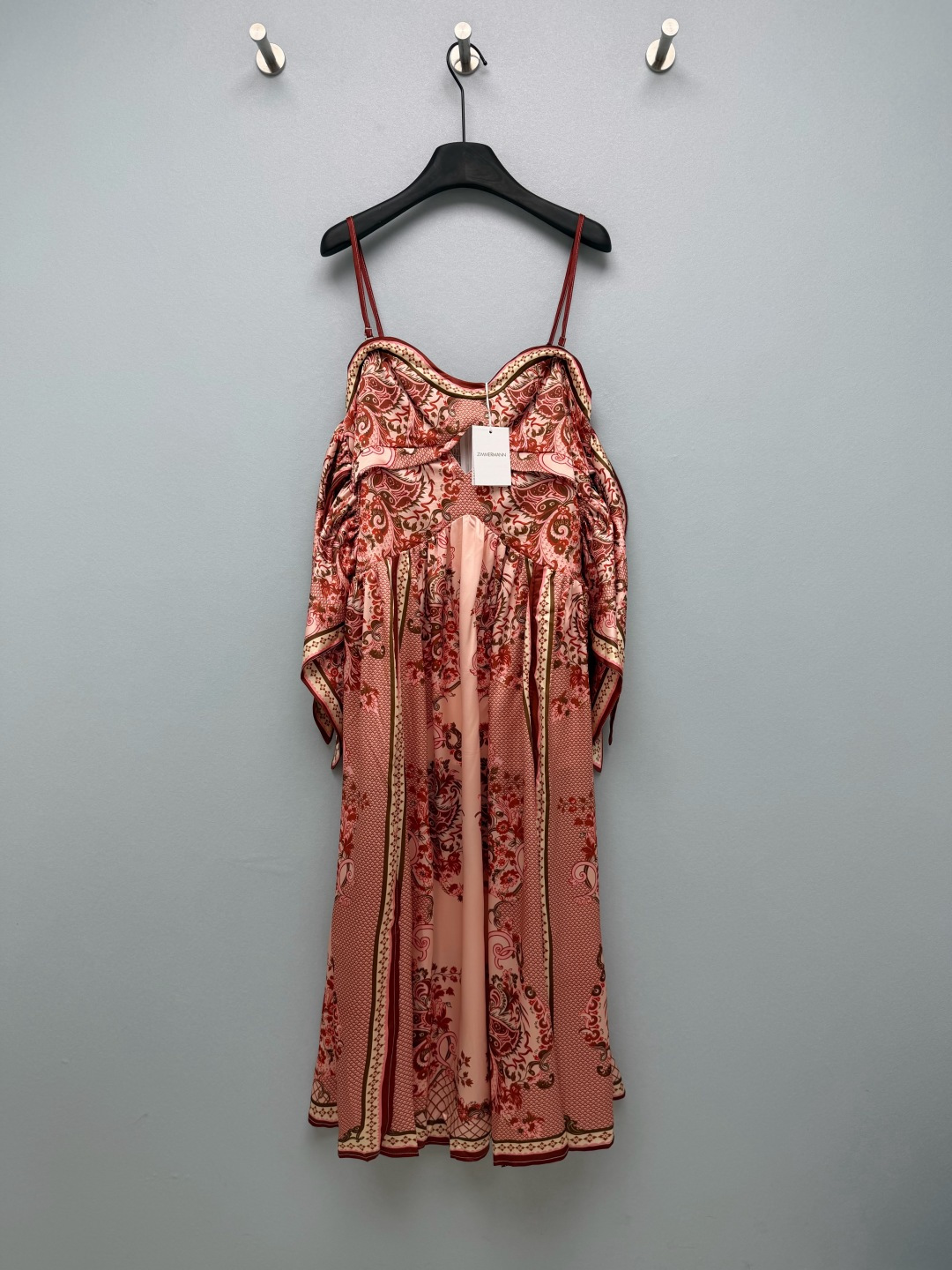 NO:924435,Zimmerman* French retro resort-style suspender long skirt is made of high-count chiffon blended fabric, with light and transparent texture and excellent drape. The upper body is elegant and the fabric is breathable, making it refreshing to wear in summer. The heart-shaped tube top neckline and three-dimensional cross-knotting of the front panel naturally form a bow shape, which cleverly tightens the waist and abdomen, optimizes the waistline, and easily creates a slim waist. The adjustable thin suspender design allows the length of the shoulder straps to be adjusted freely, and the elasticity of the back makes it easy for fat sisters to control;  , the skirt with a large waist, hides the flesh and looks slim, and can easily control the goddess temperament. The caramel flowers are gentle and retro, and the paisley pattern is exotic and high-end. When traveling, close your eyes!  Two-color code 4 SMLXL, Zimmermann-clothing, skirts,19860909Zimmerman* 法式复古度假风吊带长裙 选用高支雪纺混纺面料,质地轻盈通透,垂坠感优秀,上身飘逸,面料透气,夏天穿着清爽.心形抹胸领口,前片立体交叉扭结,自然形成蝴蝶结造型,巧妙收紧腰腹,优化腰线,轻松打造小蛮腰,可调节细吊带设计,能够自由调整肩带长短,后背弹力打揽,微胖姐妹也可以轻松驾驭； ,腰大裙摆,藏肉显瘦,轻松拿捏女神气质. 焦糖花卉温柔复古,佩斯利花纹异域高级,出游闭眼入！双色4码 SMLXL,兹默曼-服装,skirts,,Women's clothing