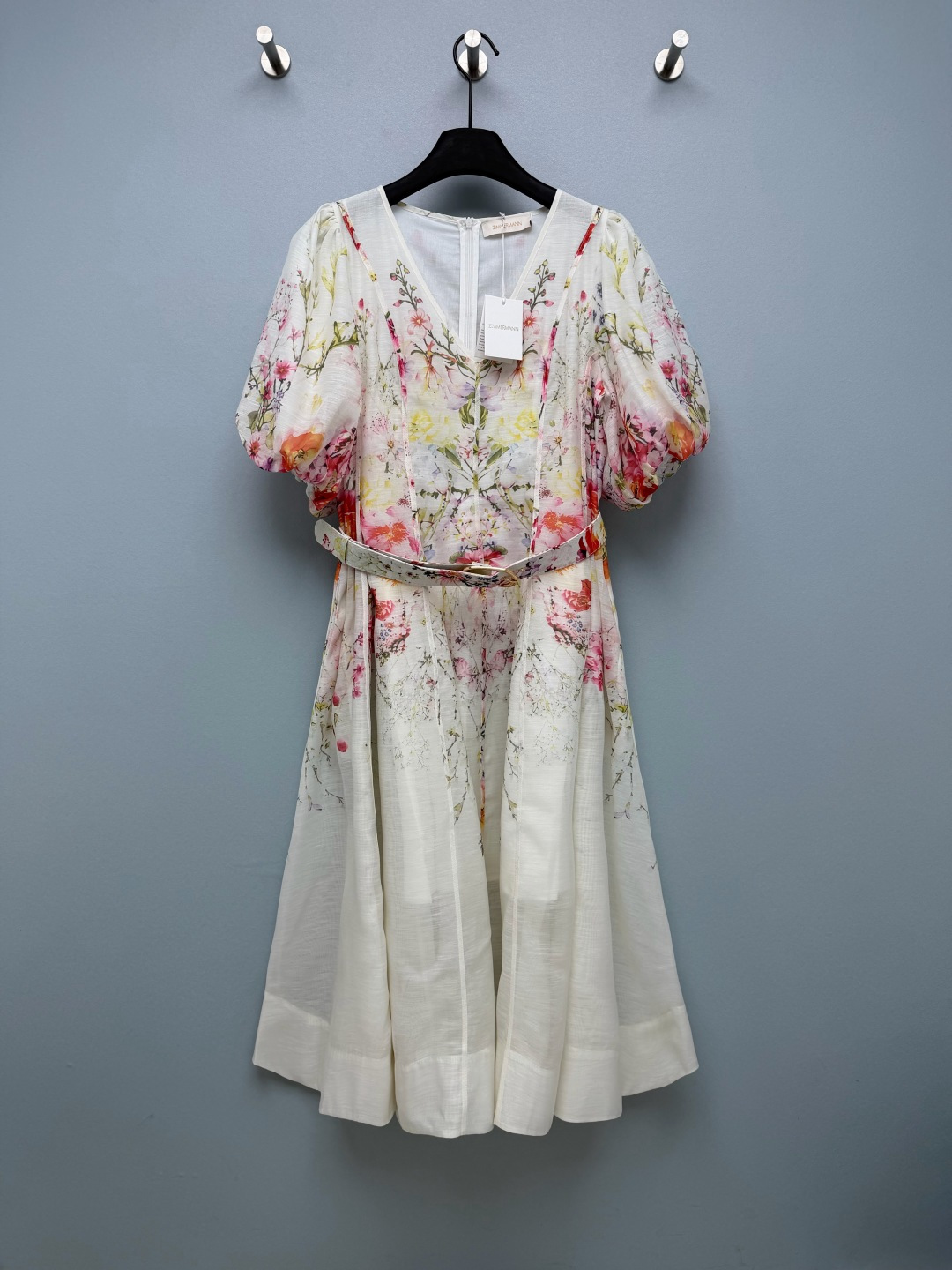 NO:929506,Zimmerman* French mirrored floral puff-sleeve midi dress with cinched waist and wide hem  Made of Tencel and linen blended texture fabric, it has a subtle slub texture, breathable and sweat-wicking, refreshing and comfortable for the upper body in summer. French mirrored floral puff sleeve dress, Tencel linen slub texture fabric, with skin-friendly lining inside, front V-neck to modify the neck and shoulders  The pleated puff sleeves hide arm fat, and the back is equipped with an invisible zipper for easy putting on and taking off. It is matched with a belt of the same color to create a high waistline; the large A-line skirt covers the crotch and makes you look slimmer. The off-white bottom is mirrored with floral prints. The color is fresh but not messy, and it is a floral skirt that is full of tenderness!  Solid color size 4 SMLXL, Zimmerman-clothing, skirts,19860909Zimmerman* 法式镜像花卉泡泡袖收腰大摆中长连衣裙 选用天丝亚麻混纺肌理面料,自带细微竹节肌理,透气排汗,夏天上身清爽舒适,法式镜像花卉泡泡袖连衣裙,天丝亚麻竹节肌理面料,内里配有亲肤里衬,前片V领修饰脖颈,肩部抽褶泡泡袖藏手臂赘肉,后背配备隐形拉链方便穿脱,配套同花色腰带打造高腰线；大A字裙摆,遮胯显瘦,米白底镜像花卉印花,颜色清新但不杂乱,温柔感拉满的一条碎花裙！ 单色4码 SMLXL,兹默曼-服装,skirts,,Women's clothing