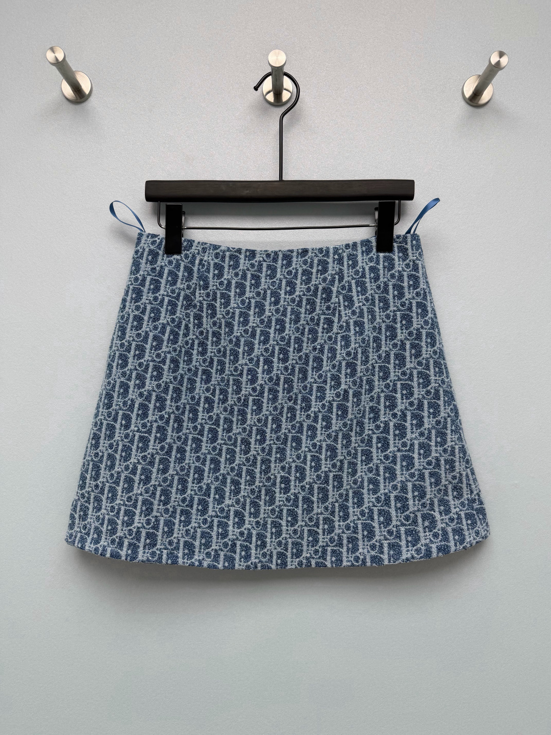 NO:924423,Dio* Classic Oblique presbyopia jacquard A-line skirt. Three-dimensional woven presbyopia fabric, full of texture. The high-waist design raises the waistline and the skirt is slightly spread. The classic A-line version cleverly modifies the hip width and thigh fat. It is very friendly to pear-shaped figures. The invisible zipper design on the side makes it easy to put on and take off. The waist is equipped with a hanging tab webbing, which is more convenient for hanging and storage. The overall shape is neat and not bloated. Single color size 3  SML,Dior-clothing,dior,dior,skirts,19860909Dio* 经典Oblique老花提花A字短裙 立体织入式老花面料,肌理质感满满,高腰设计拉高腰线,裙摆微微散开,经典A字版型,巧妙修饰胯宽、大腿赘肉,对梨形身材非常友好,侧边隐形拉链设计,穿脱便捷,腰侧配有挂袢织带,悬挂收纳的时候更加方便,整体版型利落不臃肿 单色3码 SML,迪奥-服装,dior,dior,skirts,,Women's clothing