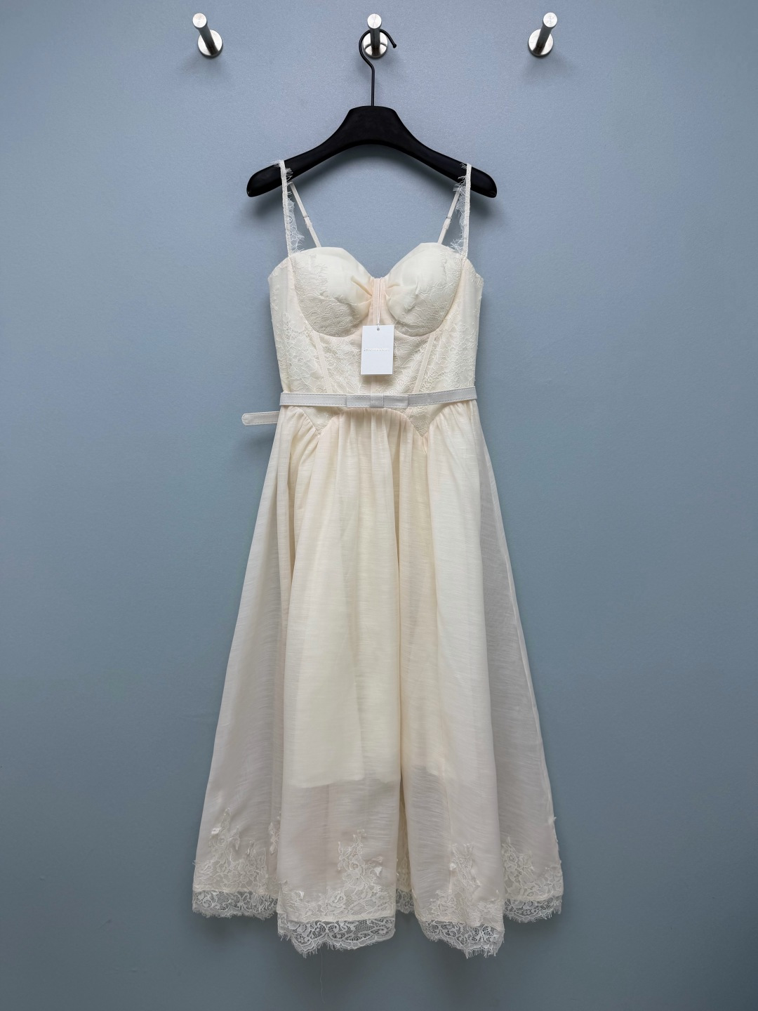 NO:926191,Zimmerman* French vintage lace suspender midi dress  Light and slightly wrinkled Tencel blended fabric, with a hazy and transparent texture, draped and elegant, the upper body is light and breathable, the upper body has a heart-shaped tube top on the chest, and the chest area is wrapped with lace; built-in invisible fishbone strips tighten the waist and abdomen, optimize the waistline, and create a tight waist, and the lace on both sides extends to the sling shoulder straps  , the shoulder straps can be finely adjusted to fit the body shape, the hem of the skirt is equipped with eyelash lace, three-dimensional flower pattern, raw edge eyelash design adds a sense of atmosphere, the upper part of the back has an elastic fold design, which is highly tolerant, the invisible zipper in the middle makes it easy to put on and take off. The high waist split design increases the body proportions!  3 colors and 4 codes SMLXLB, Zimmerman-clothing, skirts,19860909Zimmerman*法式复古蕾丝吊带中长款连衣裙 轻薄微皱天丝混纺面料,自带朦胧通透质感,垂坠飘逸,上身轻盈透气,上半身胸口心形抹胸版型,胸区蕾丝包裹；内置隐形鱼骨条,收紧腰腹,优化腰线,塑造紧致小蛮腰,两侧蕾丝延伸至吊带肩带,肩带可微调长短适配身形,裙摆下摆搭配睫毛蕾丝花边,立体花卉纹样,毛边睫毛设计氛围感拉满,后背上段弹力打揽褶皱设计,包容性强,中间隐形拉链,穿脱方便.高腰分割设计,拉高身材比例！3色4码 SMLXLB,兹默曼-服装,skirts,,Women's clothing