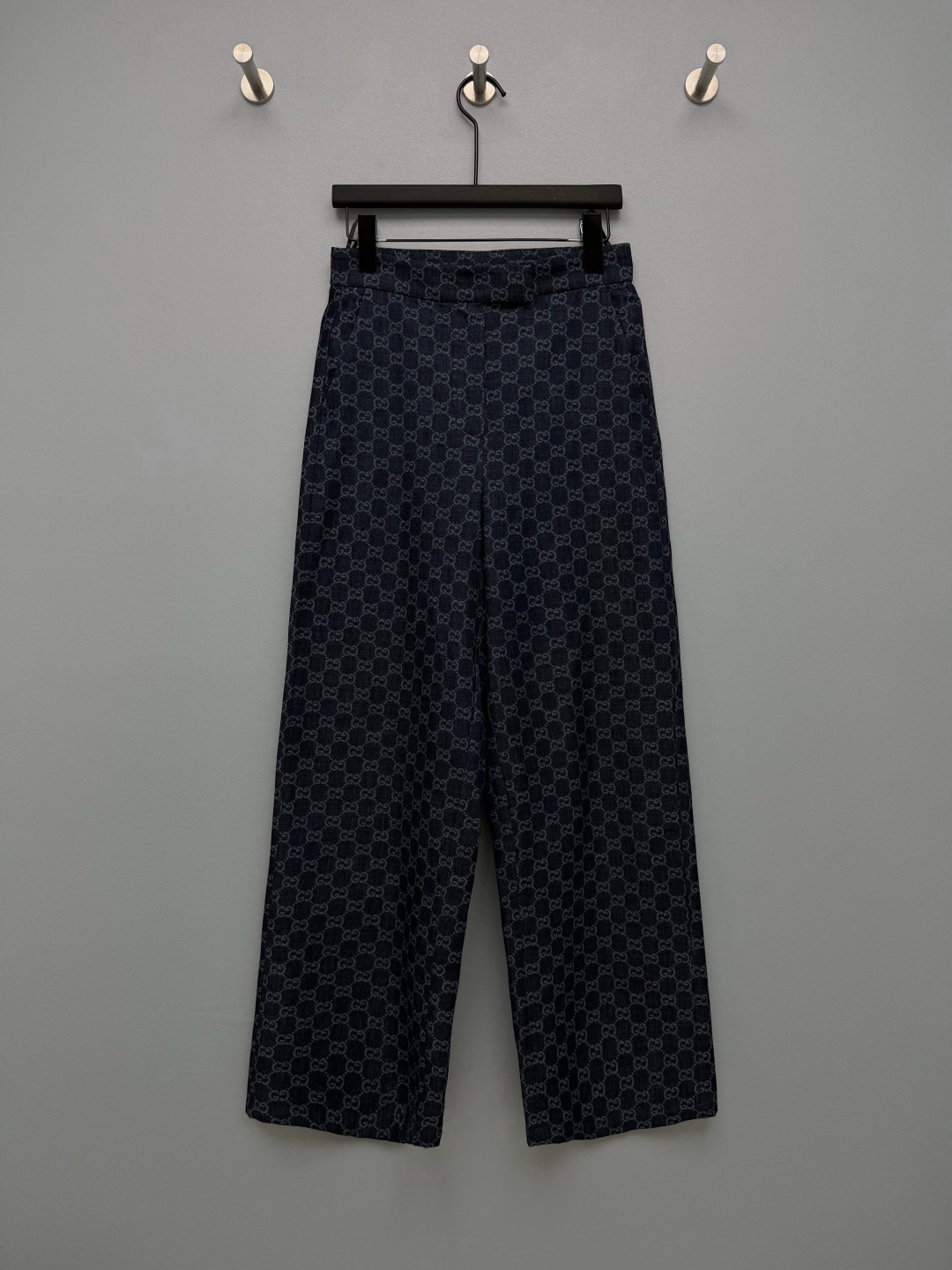 NO:926206,Gu*26 New Denim Full Jacquard GG Wide Leg Pants  The loose straight cut does not restrict leg movements. The washed denim fabric is soft and breathable, retaining the denim texture, so you won’t sweat when wearing it in summer; the side pocket design is practical. The denim blended fabric has a denim texture, which is stiff and stylish and not easy to collapse. The whole body is woven with a GG jacquard dark pattern, which is not an ordinary print. The pattern is woven into the fabric, which is durable and does not fade when washed; the dark denim blue background is low-key and restrained, and the presbyopia will not be too showy!  Single color size 3 SML B, Gucci-clothing, gucci,19860909Gu*26新款牛仔满提花GG阔腿长裤 宽松直筒剪裁,不束缚腿部活动.水洗牛仔布料,柔软透气,保留牛仔肌理,夏天穿着不闷汗；侧边口袋设计,兼顾实用性.牛仔混纺面料,带有牛仔布肌理,挺括有型不易软塌.通体满织GG提花暗纹,不是普通印花,图案织入布料内部,耐洗不掉色；深牛仔蓝底色,低调内敛,老花不会过于张扬！单色3码SML B,古驰-服装,gucci,,Women's clothing