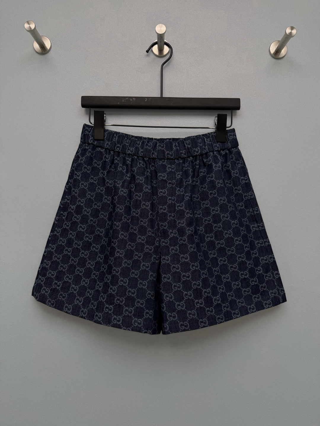 NO:926214,Gu*26 New Denim Full Jacquard GG Wide Leg Shorts  Buttonless elastic waistband, no need for belts, easy to put on and take off, tolerant to various waist sizes, loose straight cut, does not restrict leg movements. Washed denim fabric, soft and breathable, retains denim texture, can be worn in summer without sweating; side pocket design is practical  Usability. Denim blended fabric, with denim texture, stiff and stylish, not easy to collapse. The whole body is woven with GG jacquard dark pattern, which is not an ordinary print. The pattern is woven into the inside of the fabric, which is durable and does not fade. The dark denim blue background is low-key and restrained, and the old flower will not be too showy!  Single color size 3 SML B, Gucci-clothing, gucci, shorts,19860909Gu*26新款牛仔满提花GG阔腿短裤 无纽扣松紧腰头,无需皮带,穿脱便捷,对各种腰围包容性强,宽松直筒剪裁,不束缚腿部活动.水洗牛仔布料,柔软透气,保留牛仔肌理,夏天穿着不闷汗；侧边口袋设计,兼顾实用性.牛仔混纺面料,带有牛仔布肌理,挺括有型不易软塌.通体满织GG提花暗纹,不是普通印花,图案织入布料内部,耐洗不掉色；深牛仔蓝底色,低调内敛,老花不会过于张扬！单色3码SML B,古驰-服装,gucci,shorts,,Women's clothing