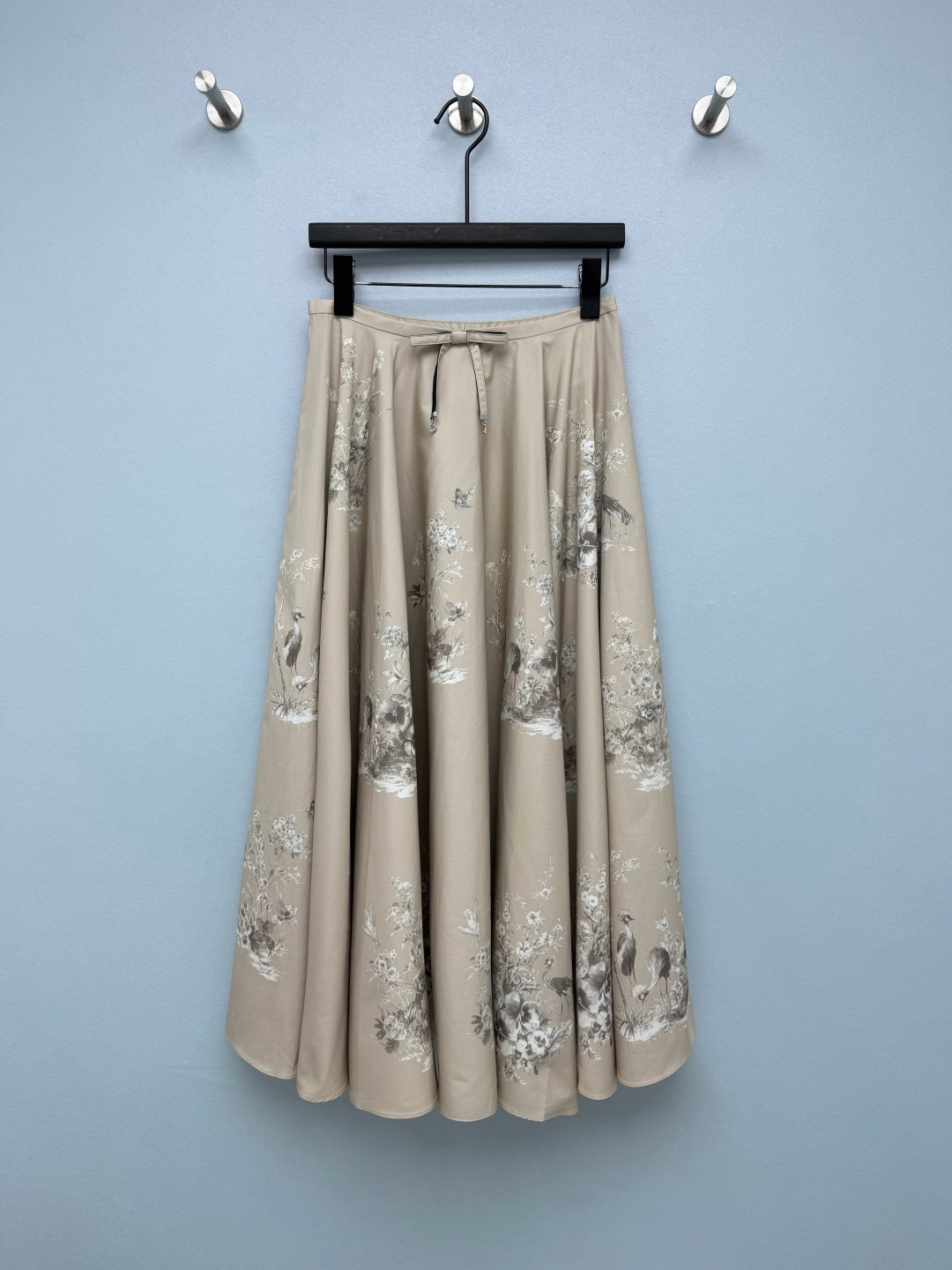 NO:926221,Dio* national style ink crane print A-line long skirt with large hem  Made of Tencel blended fabric, the texture is smooth and draped, stiff and sinewy, and can support the curvature of a large skirt. The waist is equipped with a bow tie of the same fabric, with tie and brand metal pendant. It is exquisite and compact. The invisible pocket design on both sides takes into account both beauty and practicality. The waist is evenly pleated and oversized A  The skirt has a large amount of hem, which can cleverly cover the wide hips, false hip width and thigh fat. Digital ink printing, cranes, flowers and dragonfly elements surround the skirt. The ink smudged texture is high-end and the colors are elegant and calm. The complete set is matched with the same ink printed stand-collar shirt, which is full of new Chinese style atmosphere.  Single color size 3 SML B, Dior-clothing, dior, dior, skirts,19860909Dio*国风水墨仙鹤印花A字大摆半身长裙 采用天丝混纺面料,质地顺滑垂坠,挺括有筋骨,能够撑起大裙摆的弧度,腰头配有同面料蝴蝶结系带,搭配系带和品牌金属吊坠,精致小巧,两侧隐形口袋设计,兼顾美观和实用性,腰部均匀打褶,超大A字裙摆,裙摆放量充足,能巧妙遮盖胯宽、假胯宽、大腿赘肉,数码水墨印花,仙鹤、花草、蜻蜓元素环绕裙摆,水墨晕染质感高级,色彩素雅沉静.成套穿搭搭配同款水墨印花立领衬衣,新中式氛围感十足 单色3码 SML B,迪奥-服装,dior,dior,skirts,,Women's clothing