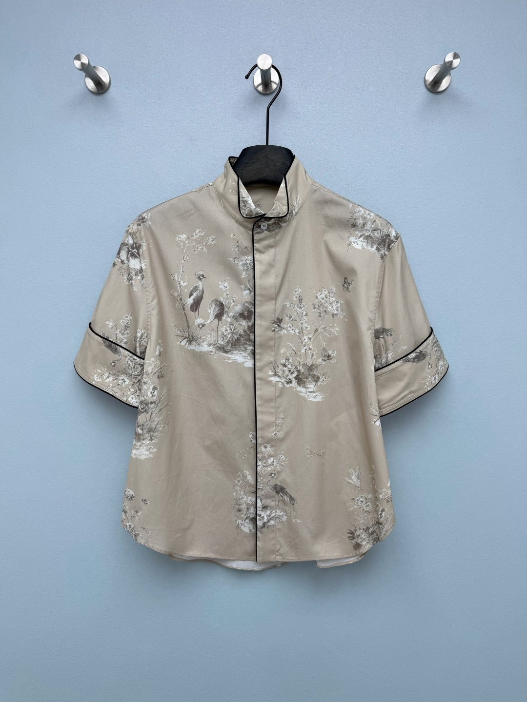 NO:926230,Dio* new Chinese style stand collar short sleeve shirt  Made of high-count Tencel blended fabric, the texture is fine and smooth, and the drape is excellent. The upper body is breathable and cool, and it will not be stuffy to wear. It has a small stand-up collar version, an improved Chinese collar shape, the collar edge is matched with black thin hemming, and the placket and cuffs also use black inserts. It is simple and neat, and the hem position of the body is  Exquisite letter embroidery of the same color, delicate and low-key lines, dark embroidery design is not obtrusive, enhances brand recognition, dropped shoulders are loosely tailored, not tight on the body, highly tolerant for fat figures, Chinese style light luxury style, combines oriental ink elements and modern tailoring, full of elegant atmosphere!  Single color code 3 SML B, Dior-clothing, dior, dior, shirts, T-shirt,19860909Dio*新中式立领短袖衬衫 选用高支天丝混纺面料,质地细腻顺滑,垂坠感出色,上身透气凉爽,穿着不会闷热,小立领版型,改良中式领型,领边搭配黑色细包边,门襟和袖口也沿用黑色嵌条,简约利落,衣身下摆位置精致同色系字母刺绣,走线细腻低调,暗绣设计不突兀,提升品牌辨识度,落肩宽松剪裁,不紧绷身体,对微胖身材包容度高,国风轻奢风,将东方水墨元素和现代剪裁结合,儒雅氛围感拉满！单色3码 SML B,迪奥-服装,dior,dior,shirts,T-shirt,,Women's clothing