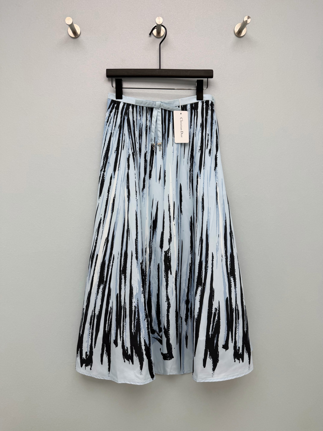 NO:926238,Dio* artistic brushstroke print A-line long skirt with wide hem  Made of high-count smooth satin blended fabric, the fabric has excellent drape, delicate and smooth touch, high-waisted tailoring to optimize body proportions, a bow tie of the same fabric at the front with letter metal pendant, exquisite and high-end, evenly pleated waist, loose skirt  Volume, large umbrella-style A-line skirt, fully covering false crotch width, wide crotch, and thigh fat. Digital inkjet printing, using abstract ink brushstroke stripes, vertical stretch lines to visually lengthen the proportion of the legs, black and gray brushstrokes staggeredly distributed, full of artistic atmosphere!  Available in gentle nude pink and fresh light ice blue, two-color code 4 SMLXL B, Dior-clothing, dior, dior, skirts,19860909Dio*艺术笔触印花A字大摆半身长裙 选用高支顺滑贡缎混纺面料,面料垂坠感优越,触感细腻柔滑,高腰剪裁优化身材比例,腰前自带同面料蝴蝶结系带搭配字母金属吊坠,精致高级,腰部均匀打褶,裙摆宽松放量,大伞式A字裙摆,充分遮盖假胯宽、胯部宽大、大腿赘肉,数码喷墨印花,采用抽象水墨笔触条纹,竖向拉伸线条视觉拉长腿部比例,黑灰笔触错落分布,艺术氛围感十足！温柔裸粉色、清新浅冰蓝两款可选 双色4码 SMLXL B,迪奥-服装,dior,dior,skirts,,Women's clothing