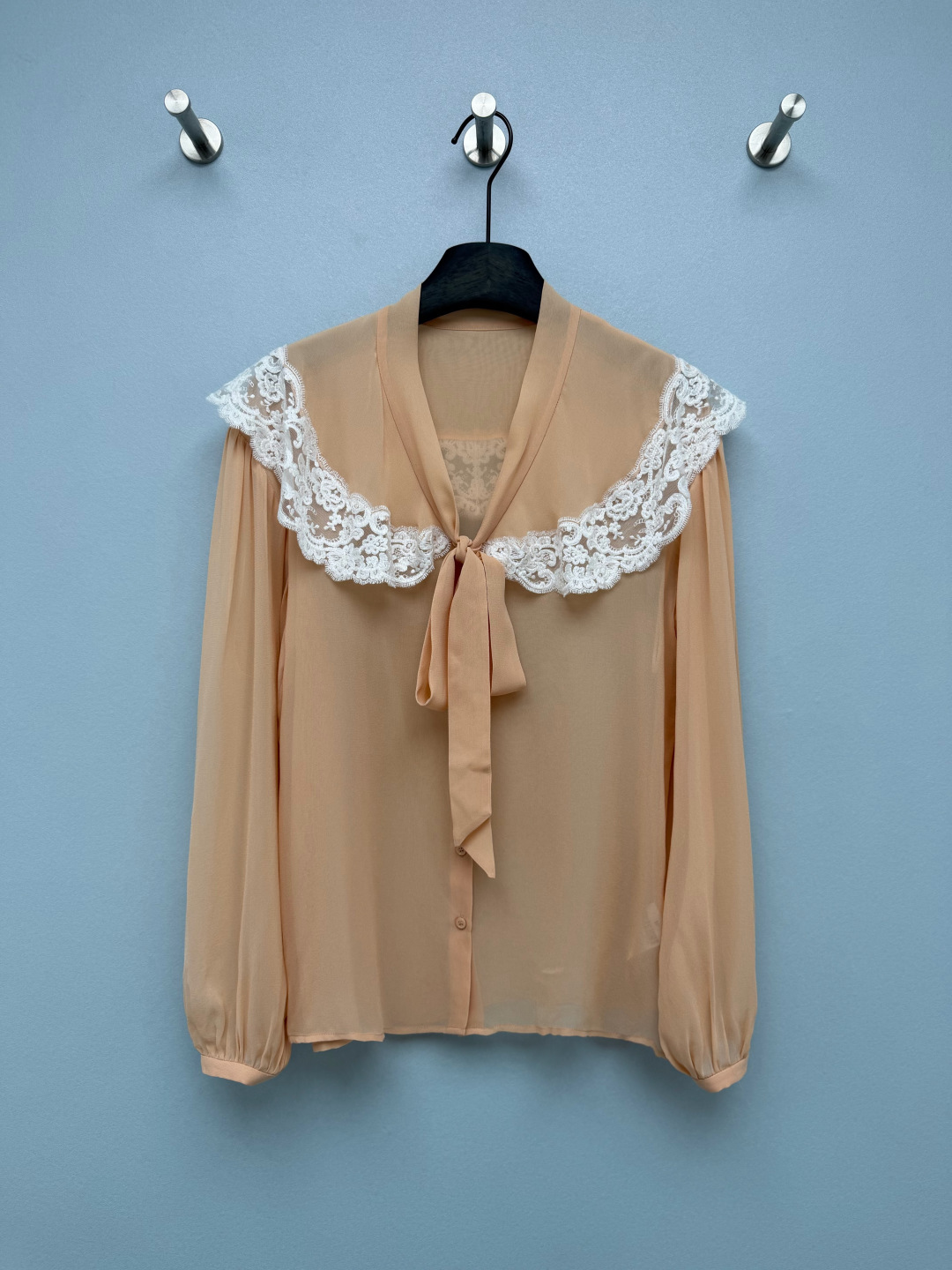 NO:926247,Chol* French lace shawl collar lace-up chiffon long-sleeved shirt  It is made of light and high-density chiffon fabric, with a transparent and soft texture and excellent drape. The fabric is light and breathable, and the upper body is refreshing. The wrap-around wavy lace large lapel covers the shoulders and is full of retro atmosphere. The front V-neck is matched with ribbon bows of the same fabric, which can be freely tied to modify the neck line and weaken the facial contour. The overall loose and straight version is not tight on the body. It is tolerant to figures with fat waist and abdomen. It has a gentle retro style and elegant temperament. It is suitable for commuting, dating and daily wear.  Single color size 3 SML B, women's clothing, shirts, shawls,19860909Chol*法式蕾丝披肩领系带雪纺长袖衬衫 选用轻盈高密雪纺面料,质地通透柔和,垂坠感优秀,面料轻薄透气,上身清爽,环绕式波浪蕾丝大翻领,覆盖肩部,复古氛围感十足；前襟V领搭配同面料飘带蝴蝶结,可以自由系结,修饰脖颈线条,弱化脸部轮廓,整体宽松直筒版型,不紧绷身体,对腰腹有肉的身材包容性强,温柔复古风,兼具优雅气质,通勤、约会、日常穿搭都合适 单色3码 SML B,女装,shirts,shawls,,Women's clothing