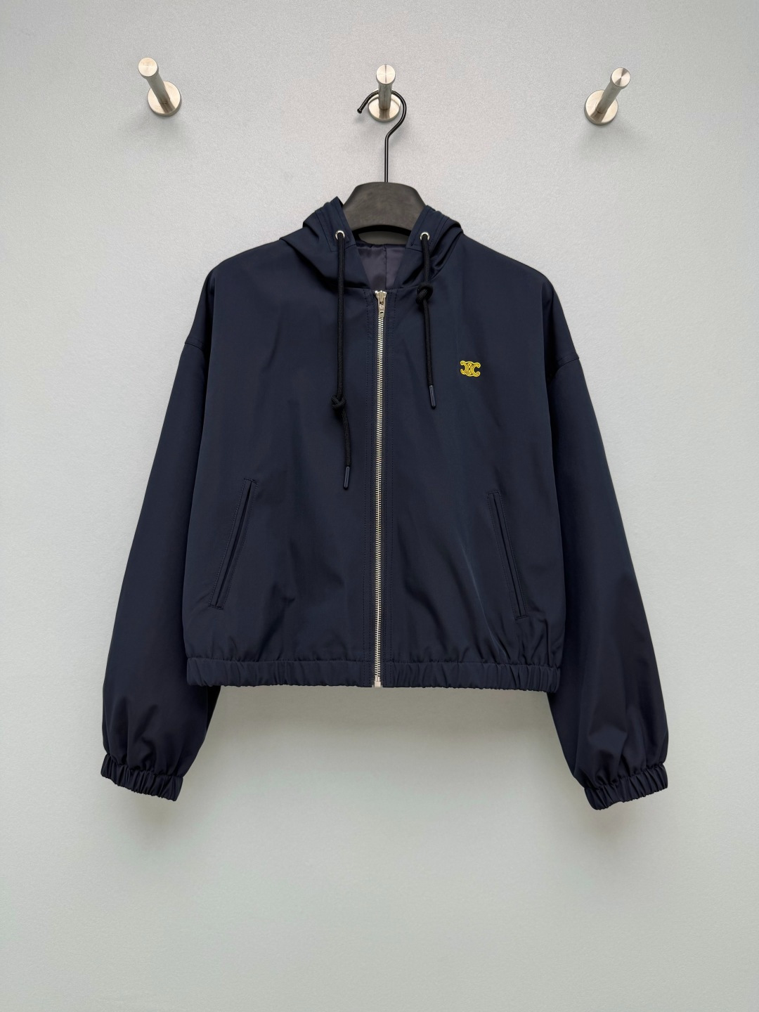 NO:929515,CE* Arc de Triomphe embroidered short hooded zipped jacket  Made of high-density windproof and anti-wrinkle polyester fabric, the surface of the fabric is fine and smooth, with a matte high-grade texture. The loose hat shape is matched with a drawstring made of the same fabric. The rope head is equipped with a metal pendant, so the hat circumference can be tightened freely. It has both practicality and detail, and the chest is refined.  The embroidery of the Arc de Triomphe is low-key and dignified without being ostentatious. The diagonal pockets take into account both beauty and practicality. The elastic short version optimizes body proportions, and the dropped shoulder version does not flatter the body shape. Khaki is gentle for everyday use, and navy blue is calm and atmospheric. It is suitable for commuting and leisure with closed eyes!  Two-color code 4 SMLXL, Celine-clothing,celine,jackets & coats,hats,19860909CE* 凯旋门刺绣短款连帽拉链夹克 采用高密防风抗皱聚酯面料,面料表层细腻平整,哑光高级质感,宽松帽型搭配同面料抽绳,绳头配有金属坠饰,可以自由收紧帽围,实用性和细节感兼顾,胸口精致凯旋门刺绣,低调显贵不张扬,斜式插袋,兼顾美观和实用性,松紧短版型优化身材比例,落肩版型不挑身形.卡其温柔日常、藏青沉稳大气,通勤休闲闭眼入！双色4码 SMLXL,赛琳-服装,celine,jackets & coats,hats,,Women's clothing