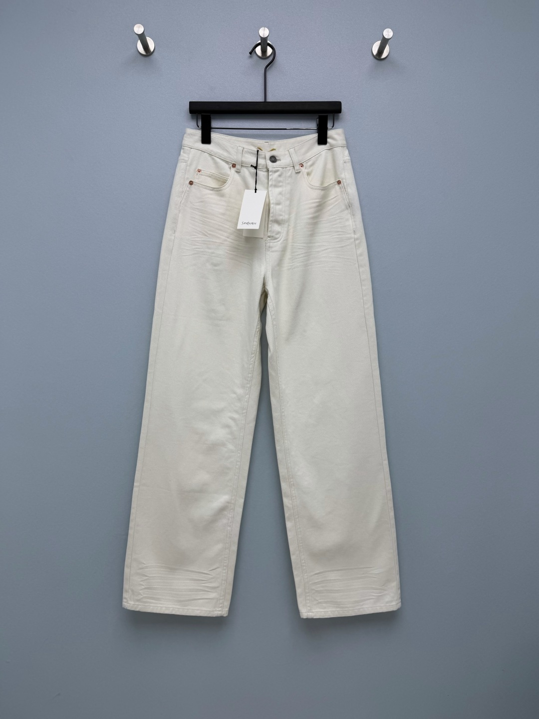 NO:929525,Ysl* Saint Laurent vintage washed wide-leg straight jeans  It is made of imported heavy-weight denim fabric and has been stone-washed and distressed. The denim is moderately soft and hard, the upper body is stiff and stylish, and will not collapse. The denim has clear texture and good breathability. The placket adopts button closure, which is different from ordinary zipper jeans and has a stronger retro atmosphere.  The classic denim structure of front slip pocket + back patch pocket takes into account both beauty and practicality. The edges of the pockets are reinforced with rivets for durability. The trousers are naturally pleated and relaxed. Retro blue is refreshing and durable, while off-white is clean and gentle. Two options are available, light luxury and high-end daily style. Two-color code 4  SMLXL,Saint Laurent-clothing,saint laurent,saint laurent,jeans,19860909Ysl* 圣罗兰复古水洗阔腿直筒牛仔裤 选用进口重磅牛仔面料,经过石洗做旧工艺,牛仔软硬适中,上身挺括有型,不会软塌,牛仔肌理清晰,透气性良好,门襟采用排扣开合,区别于普通拉链牛仔裤,复古氛围感更强,前插袋+后贴袋经典牛仔结构,兼顾美观与实用性,口袋边缘铆钉加固,经久耐穿,裤脚自然磨褶,松弛随性.复古蓝清爽耐看,米白干净温柔,两款可选,轻奢高级日常款.双色4码 SMLXL,圣罗兰-服装,saint laurent,saint laurent,jeans,,Women's clothing