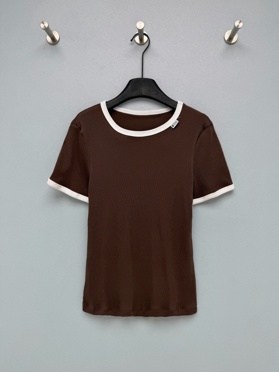 NO:929533,Prada Contrast color round neck pitted short-sleeved T-shirt  Made of high-elastic and ultra-fine ribbed rib fabric with vertical pitted texture and plenty of elasticity, it fits the body shape but will not be tight. The fabric is breathable and skin-friendly, making it refreshing to wear in summer and not easy to sweat. The classic retro contrasting collar and cuffs are simple.  The color-blocking design breaks away from the monotony of ordinary solid-color T-shirts. It is low-key and luxurious, with a moderate waist cut that fits the body shape and a slim upper body. The length of the short sleeves is just enough to cover the body. There are two colors: white and black, and coffee white. You can’t go wrong with it with your eyes closed.  Two-color code 3 SML, Prada-clothing, prada, prada, T-shirt, tees, t-shirt,19860909Pra* 普拉达撞色包边圆领坑条短袖T恤 选用高弹超细罗纹坑条面料,竖向坑条肌理,弹力充沛,贴合身形但不会紧绷勒肉,面料透气亲肤,夏天穿着清爽,不易闷汗,经典复古撞色领口和袖口,简约的拼色设计,摆脱普通纯色T恤的单调感,低调轻奢,适度收腰剪裁,贴合身形,上身显瘦,短袖长度刚好遮住拜拜肉.白黑、咖白两个配色,闭眼入手不出错. 双色3码 SML,普拉达-服装,prada,prada,T-shirt,tees，t-shirt,,Women's clothing
