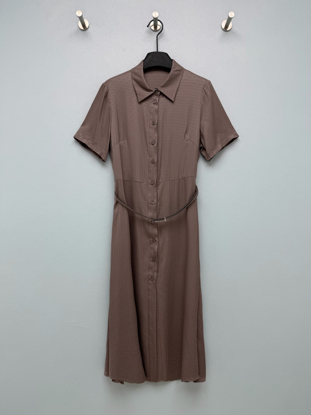 NO:929541,He* dark pattern jacquard short-sleeved shirt dress is made of the same satin jacquard fabric in the series. The satin material drapes smoothly and has a high-grade matte texture. The fabric is light and breathable, making it cool and comfortable to wear in summer. The classic shirt lapel + fully open button design modifies the neck line and is practical. It is paired with a thin belt of the same color and the metal buckle is simple and exquisite. The belt can be freely adjusted to tighten the waistline to divide the body proportions and easily create a three-quarter figure. The black color is calm and the coffee color is gentle, suitable for working women with their eyes closed.  Two-color code 3 SML, Hermes-clothing,hermes,skirts,shirts,T-shirt,19860909He* 暗纹提花短袖衬衫式连衣裙 采用系列同款缎面提花面料,缎面材质垂坠顺滑,哑光质感高级,面料轻薄透气,夏天穿着凉爽舒适,经典衬衫翻领+全开纽扣设计,修饰脖颈线条,实用性拉满,搭配同色系细皮带,金属扣简约精致；腰带自由调节位置,收紧腰线划分身材比例,轻松打造三七分身材.黑色沉稳、咖色温柔,职场女性闭眼入 双色3码 SML,爱马仕-服装,hermes,skirts,shirts,T-shirt,,Women's clothing