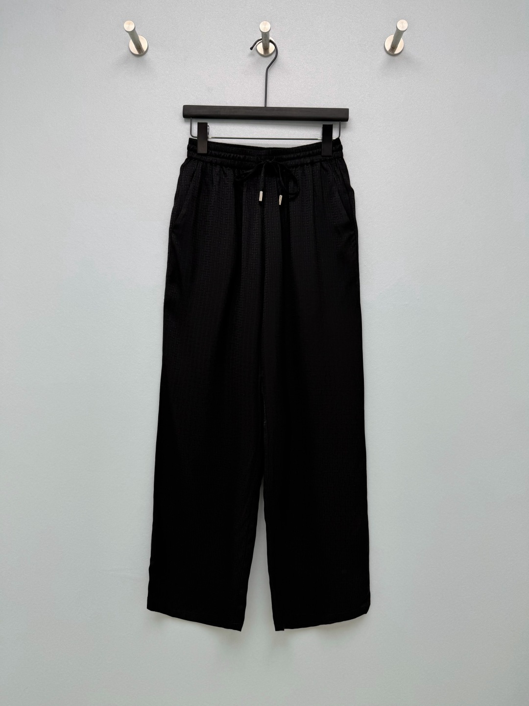 NO:929548,He* dark pattern jacquard elastic waist wide leg casual trousers  Made of the same satin jacquard fabric from the series, the satin material drapes smoothly and has a high-grade matte texture. The fabric is light and breathable, making it cool and comfortable to wear in summer. The straight wide-leg version has loose and moderate trouser legs, which cleverly covers false crotch width and thigh flesh. Invisible pockets are designed on both sides to take care of both.  Beautiful and practical, widened elastic waist, matched with laces made of the same fabric, and equipped with exquisite metal pendants at the rope ends. The belt can be adjusted freely without tightening the belly. It is very friendly to those with fat on the waist and abdomen and pear-shaped figures. It is available in intellectual coffee and classic black, with a light and luxurious style for daily use.  Two-color 3-code SML,Hermes-clothing,hermes,19860909He* 暗纹提花松紧腰阔腿休闲长裤 采用系列同款缎面提花面料,缎面材质垂坠顺滑,哑光质感高级,面料轻薄透气,夏天穿着凉爽舒适,直筒阔腿版型,裤管宽松适度,巧妙遮盖假胯宽、大腿肉肉,两侧设计隐形插袋,兼顾美观与实用性,加宽弹力松紧腰,搭配同面料系带,绳头配有精致金属吊坠,腰带可以自由调节松紧,不勒肚子,对腰腹有赘肉、梨形身材十分友好.知性咖色、经典黑色两款,日常轻奢风 双色3码 SML,爱马仕-服装,hermes,,Women's clothing