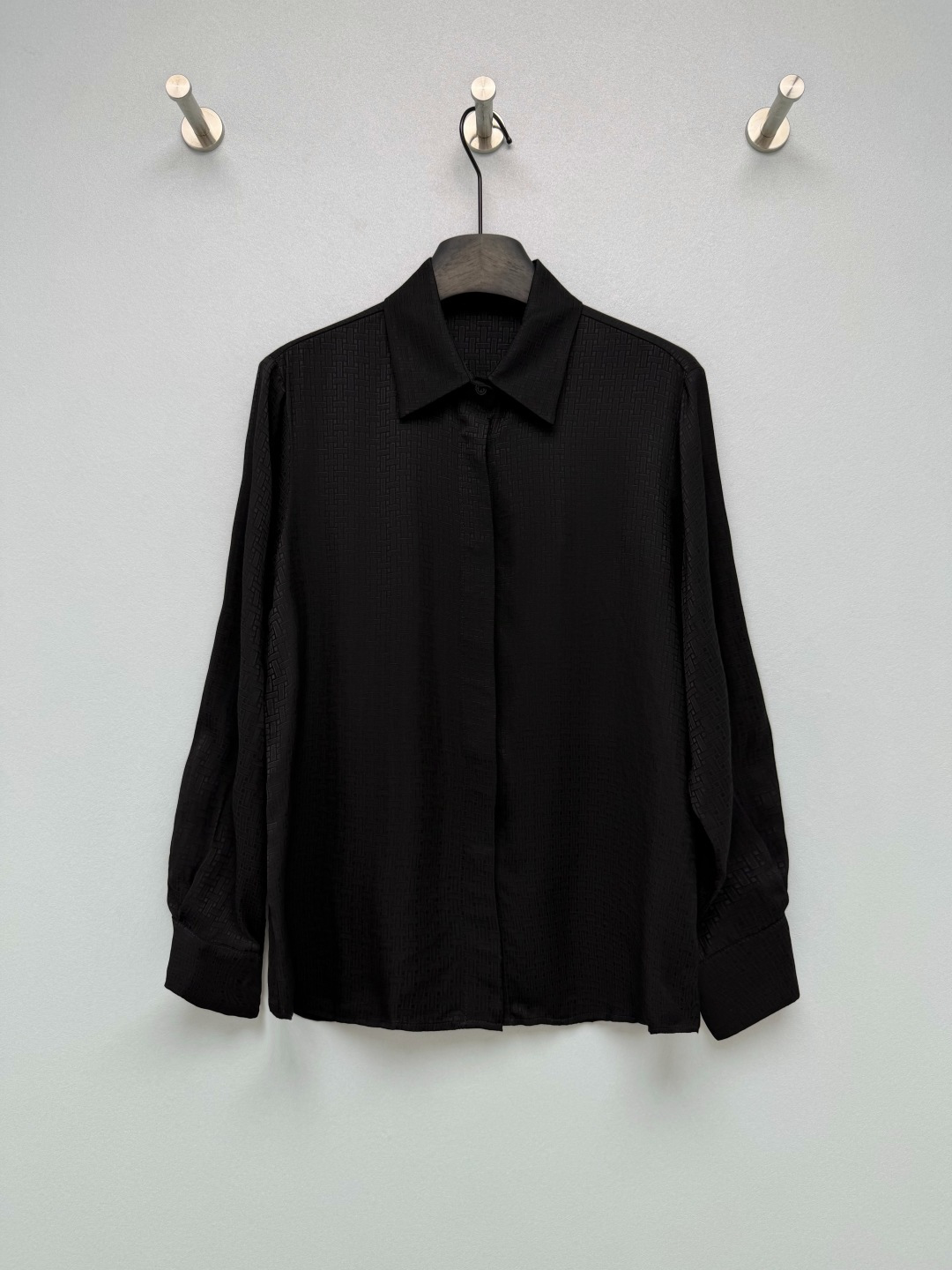 NO:929557,He* dark pattern jacquard lapel long-sleeved shirt  Made of the same satin jacquard fabric from the series, the satin material drape smoothly, the matte texture is high-end, the fabric is light and breathable, cool and comfortable to wear in summer, the standard small lapel design, modify the neck line, the placket adopts hidden button design, invisible buttons, visually clean and neat, avoid the bloated feeling of ordinary shirt buttons exposed, moderately loose version, not tight on the body, strong tolerance for figures with wide shoulders and fleshy arms. The coffee color has a gentle temperament, and the black is calm and atmospheric, the complete set is more attractive  Two-color 3-code SML, Hermès-clothing,hermes,shirts,19860909He* 暗纹提花翻领长袖衬衫 采用系列同款缎面提花面料,缎面材质垂坠顺滑,哑光质感高级,面料轻薄透气,夏天穿着凉爽舒适,标准小翻领设计,修饰脖颈线条,门襟采用暗扣设计,隐形纽扣,视觉干净利落,避免普通衬衫纽扣外露的臃肿感,适度宽松版型,不紧绷身体,对肩宽、手臂有肉的身材包容性强.咖色温柔气质,黑色沉稳大气,成套穿搭更出彩 双色3码 SML,爱马仕-服装,hermes,shirts,,Women's clothing