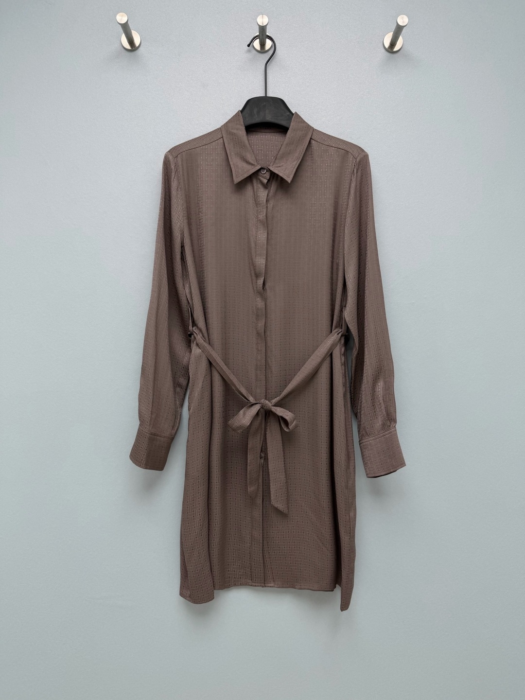 NO:929564,He* dark pattern jacquard long shirt dress  Made of the same satin jacquard fabric from the series, the satin material drapes smoothly and has a high-grade matte texture. The fabric is light and breathable, making it cool and comfortable to wear in summer. It has standard commuting lapels to modify the neck line. The long sleeves are equipped with adjustable cuff buttons that can be lowered and retracted.  Roll up, highly practical, matched with a belt of the same fabric, tighten the belt to create a high waistline, optimize body proportions, the straight version is not close to the body, hides the flesh and looks slim, and is neat to wear. The black color is calm and slimming, the coffee color is gentle and intellectual, and the atmosphere is full. Two-color code 3  SML,Hermes-clothing,hermes,skirts,shirts,19860909He* 暗纹提花长款衬衫式连衣裙 采用系列同款缎面提花面料,缎面材质垂坠顺滑,哑光质感高级,面料轻薄透气,夏天穿着凉爽舒适,标准通勤翻领,修饰脖颈线条,长袖搭配可调节袖口纽扣,可放下可挽起,实用性强,配套同面料腰带,收紧腰带打造高腰线,优化身材比例,直筒版型不贴身,藏肉显瘦,穿着利落.黑色沉稳显瘦,咖色温柔知性,氛围感拉满.双色3码 SML,爱马仕-服装,hermes,skirts,shirts,,Women's clothing