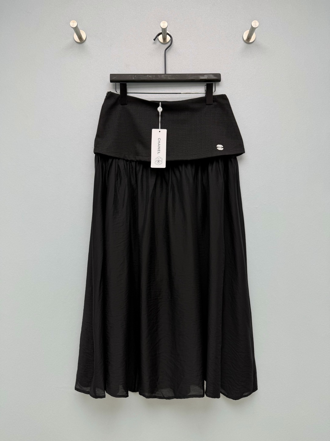 NO:930903,CHA* Double C embroidered splicing gauze-feel skirt. The folded knitted waist is comfortable and not tight. The small double C embroidery on the side is exquisite and low-key. The textured wrinkled gauze material in the lower half is light and elegant. It has natural wrinkles. It feels super fairy when the wind blows. The white is gentle and clean, and the black is slim and versatile. The light and transparent gauze has a soft texture. When you take a photo, you will feel like a gentle Korean lady!  !  2 colors and 4 sizes SMLXL, Chanel-clothing, chanel, skirts,19860909CHA*双C刺绣拼接纱感半身裙 翻折针织腰头舒适不勒肉,侧边小巧双C刺绣精致低调,下半截肌理皱感纱料轻盈飘逸,自带自然褶皱,风吹起来超有仙气,白色温柔干净,黑色显瘦百搭,轻透纱料自带柔光质感,随手拍都是温柔韩系大小姐氛围感！！2色4码 SMLXL,香奈儿-服装,chanel,skirts,,Women's clothing
