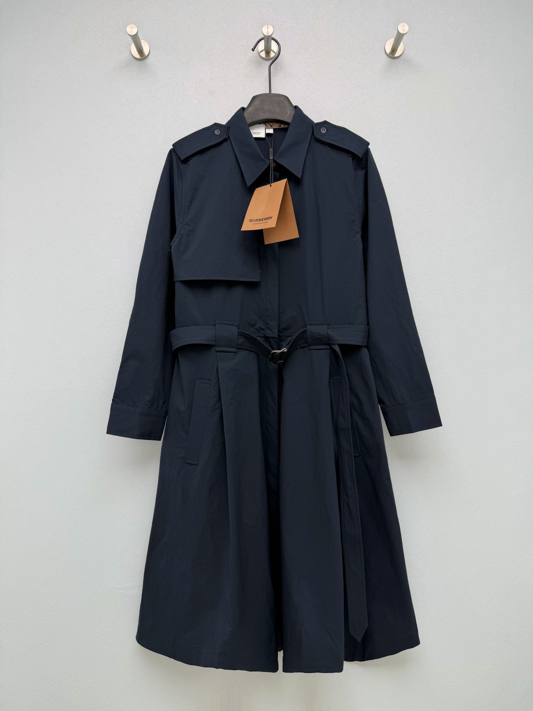 NO:930913,Bur* waisted A-line long windbreaker  Made of high-density functional cotton fabric, the fabric has natural pleated texture, getting rid of the stiff and heavy feeling of traditional windbreakers. It is light in texture and can be worn in spring and autumn without burden. The iconic epaulettes + war horse embroidered belt low-key highlight the brand texture. The adjustable metal belt can easily tighten the waistline. The A-line large skirt hides the flesh. It is elegant and dignified when worn. It is relaxed and casual when it is opened. You can switch between the two styles at will. Classic khaki | calm navy, two colors available. Two-color 5-code  SMLXLXXL,Burberry-clothing,burberry,skirts,19860909Bur* 收腰A字长款风衣 采用高密机能棉质面料,面料自带自然褶皱肌理,摆脱传统风衣硬挺厚重感,质地轻盈,春秋季穿着没有负担,标志性肩章+战马刺绣腰带,低调彰显品牌质感,可调节金属腰带,轻松收束腰线,A字大裙摆藏肉一绝,束穿优雅显贵,敞开松弛随性,两种风格随意切换.经典卡其｜沉稳藏青,两种配色可选. 双色5码 SMLXLXXL,博柏利-服装,burberry,skirts,,Women's clothing
