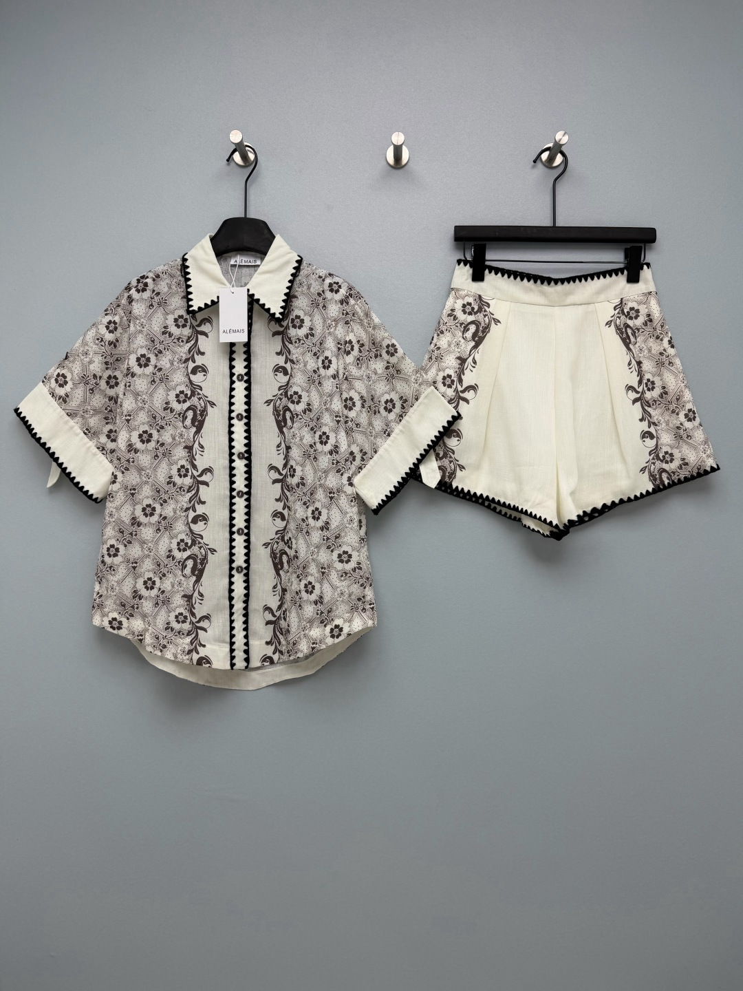 NO:930924,ALEMAIS new Chinese style printed linen two-piece set is made of natural linen fabric, with natural bamboo texture, breathable and sweat-wicking, refreshing and non-sticky to wear in summer, the fabric is stiff and not easy to collapse, the iconic black zigzag hand-wrapped edges, exquisite details, highly recognizable, loose short sleeves + pleated wide-leg shorts, hiding the flesh and making you look slimmer, rice bottom + dark brown color, calm and durable, yellow leather is easy to control, oriental flowers combined with Tai Chi dark pattern printing, directly full of retro atmosphere!  Single color size 4 SMLXL, women's clothing, shorts, T-shirt,19860909ALEMAIS新中式印花亚麻两件套 选用天然亚麻面料,自带天然竹节肌理,透气排汗,夏天穿着清爽不黏身,面料挺括不易软塌,标志性黑色锯齿手工包边,细节精致,辨识度超高,宽松短袖+压褶阔腿短裤,藏肉显瘦一绝,米底+深棕配色,沉稳耐看,黄皮轻松驾驭,东方花卉结合太极暗纹印花,复古氛围感直接拉满！单色4码 SMLXL,女装,shorts,T-shirt,,Women's clothing