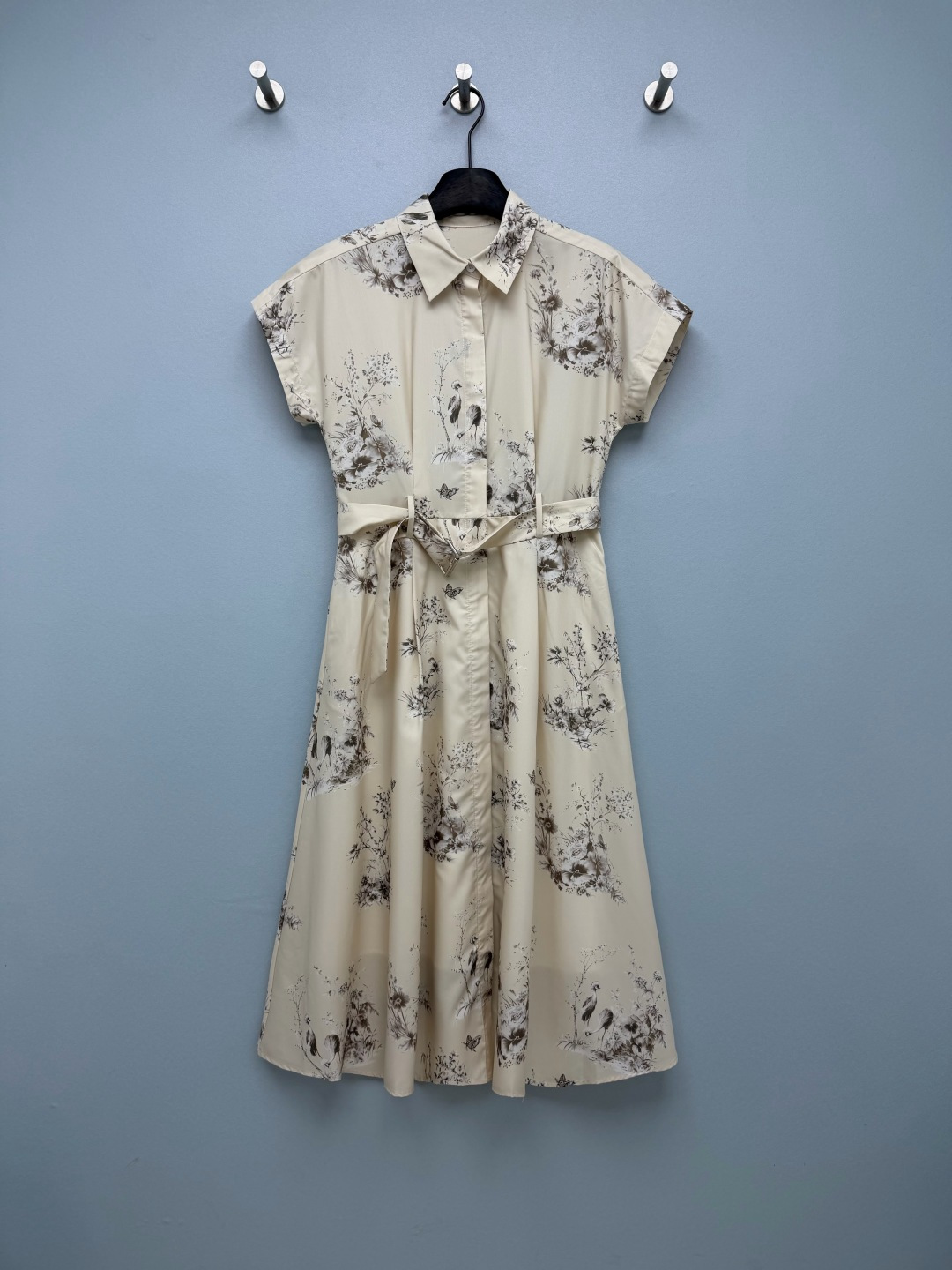 NO:930934,Dio* French Jouy print shirt dress  Selected high-count drape satin fabric, with a delicate and smooth surface, with a soft matte texture. The shirt lapel + cap sleeves version hides the flesh and makes the body slimmer, weakening the problem of shoulder width. The adjustable metal belt makes it easy to wear a slim waist, and the A-line large skirt is tolerant.  It has strong sexiness. The French Ruy print is combined with oriental crane and floral elements. The color is high-end and eye-catching. The apricot background is warm and soft. It is suitable for daily commuting. It is also great for traveling and taking photos. It is simple and elegant without being exaggerated. It is easy to achieve the gentle and intellectual sister style!  Single color code 3 SML, Dior-clothing, dior, dior, skirts, shirts,19860909Dio* 法式茹伊印花衬衫式连衣裙 甄选高支垂感贡缎面料,表面细腻顺滑,带有柔和哑光质感,衬衫翻领+盖袖版型,藏肉显瘦,弱化肩宽问题,可调节金属腰带,轻松穿出小蛮腰,A字大裙摆包容性很强,法式茹伊印花结合东方仙鹤花卉元素,配色高级耐看,米杏底色温润柔和,日常通勤得体,出游拍照也很出片,简约大气不浮夸,轻松拿捏温柔知性姐姐风！ 单色3码 SML,迪奥-服装,dior,dior,skirts,shirts,,Women's clothing