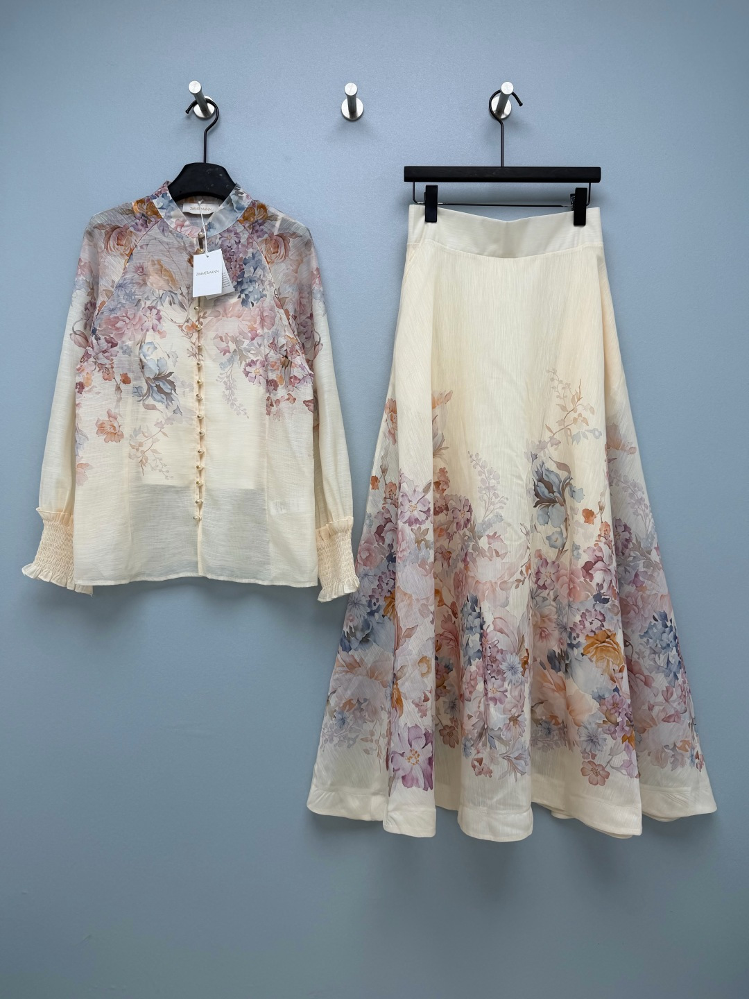 NO:930945,ZIMM's latest Chinese floral print two-piece set  Made of Tencel linen blended fabric, it has a subtle bamboo texture, is light and transparent, breathable and resistant to stuffiness. The fabric has a soft matte texture, natural drape, taking into account both breathability and stiffness of the version. The new Chinese style small stand-up collar is paired with pearl gold trim.  Buttons are light and luxurious yet gentle. The cuffs are designed with wooden ear edges and are full of details. The high-waisted long skirt with a wide hem is perfect for hiding your body and making you look slimmer. It gives you a sense of elegance when you walk. The pink is romantic and gentle, the beige color is intellectual and everyday, and there are two fairy colors to choose from!  Two-color code 4 SMLXL, Zimmermann-clothing, skirts,19860909ZIMM*新中式花卉印花两件套 采用天丝亚麻混纺面料,自带细微竹节肌理,轻薄通透,透气抗闷热,面料自带柔和哑光质感,垂坠自然,兼顾透气度和版型挺括度,新中式小立领搭配珍珠金边纽扣,轻奢又温婉,袖口木耳边设计,细节感满满,高腰大摆半身长裙,藏肉显瘦一绝,走路自带飘逸感.粉色浪漫温柔,米杏色知性日常,两个神仙配色可选！双色4码 SMLXL,兹默曼-服装,skirts,,Women's clothing