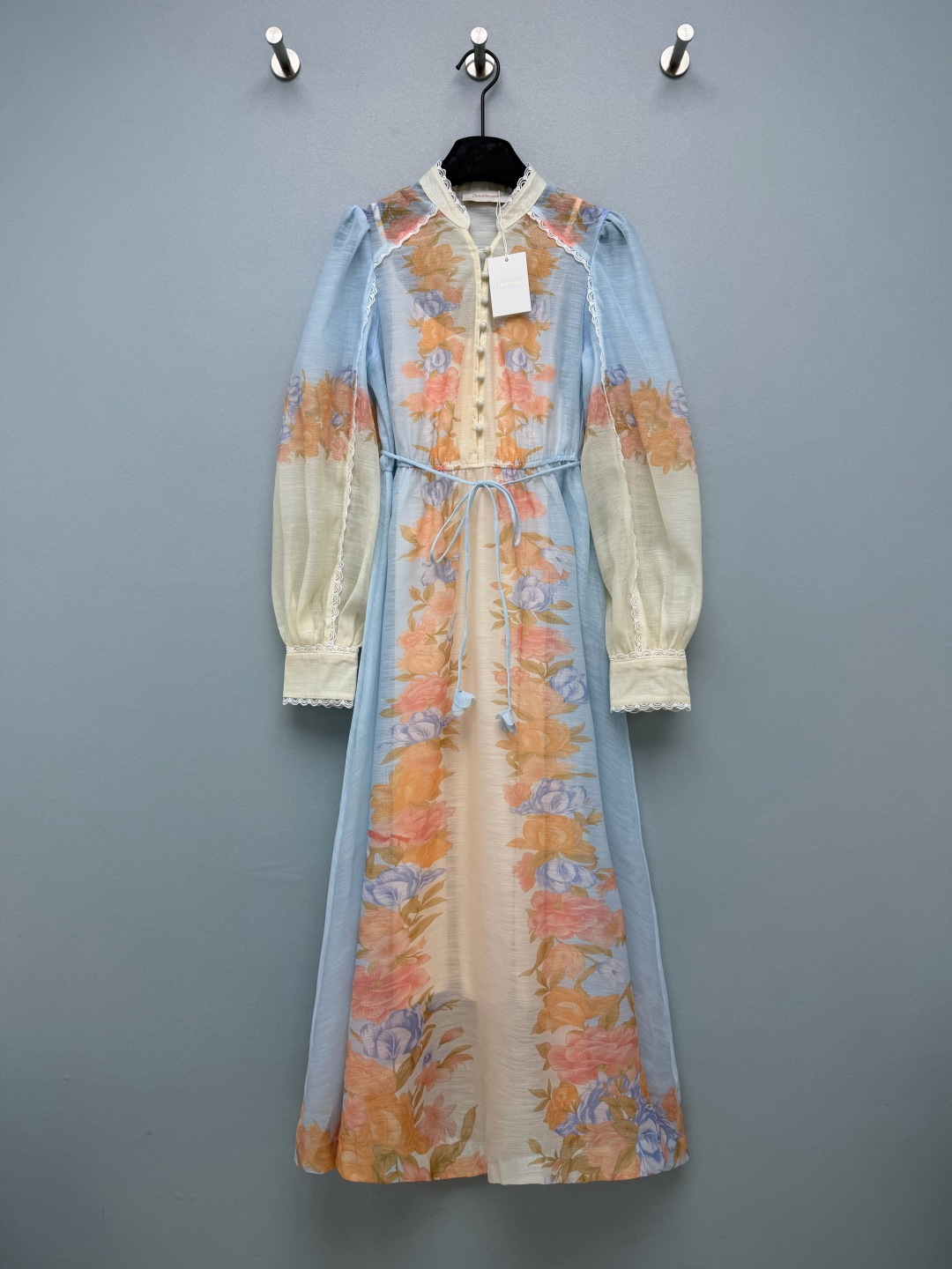 NO:930956,ZIMME* watercolor floral long dress  Made of Tencel linen blended slub fabric, with natural slub texture, light and airy, breathable and heat dissipating, refreshing and comfortable to wear in summer, exquisite lace binding on the collar and cuffs + pearl buttons, full of light luxury atmosphere, adjustable drawstring waist design, easy to have a small waist, A-line hem super slim, vertical oil painting flower print, visually slimming, long skirt is elegant and relaxed. Blue is refreshing and fairy-like, apricot is gentle and soft, two colors to choose from. Two-color 4 code  SMLXL,Zimmerman-clothing,skirts,19860909ZIMME*水彩花卉长款连衣裙 采用天丝亚麻混纺竹节面料,自带天然竹节肌理,通透轻盈,透气散热,夏季穿着清爽舒适,领口袖口精致蕾丝包边+珍珠纽扣,轻奢氛围感拉满,可调节抽绳收腰设计,轻松拥有小蛮腰,A字大摆超显瘦,纵向油画花卉印花,视觉显瘦,长裙飘逸松弛.蓝色清冷仙气,杏色温婉柔和,两种颜色任选.双色4码 SMLXL,兹默曼-服装,skirts,,Women's clothing