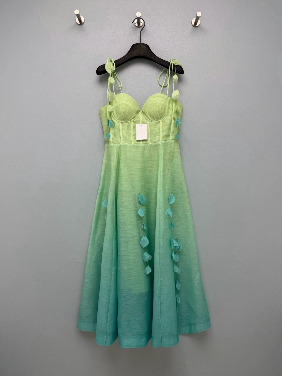 NO:930978,ZIMME* gradient petal suspender dress  It is made of linen blended texture fabric with a subtle bamboo texture. It is light and breathable, with a natural sense of transparency. The fishbone waist version can easily pinch out the waist and hide the fat on the waist and abdomen. The shoulder straps and skirt have three-dimensional petal pendants.  Paired with small gold beads, it is exquisite and smart. The elastic back design is very tolerant. The oversized A-line skirt makes it swaying when walking. It can be taken directly from the original photo taken at the beach. From top to bottom, it gradually changes from lime green to lake blue, and it comes with a summer filter!  Solid color size 4 SMLXL, Zimmerman-clothing, skirts,19860909ZIMME*渐变花瓣吊带连衣裙 采用亚麻混纺肌理面料,自带细微竹节质感,轻薄透气,具有天然通透感,鱼骨束腰版型,轻松掐出小蛮腰,藏住腰腹赘肉,肩带和裙摆立体花瓣吊坠,搭配小金珠,精致灵动,后背弹力打揽设计包容性很好,超大A字裙摆,走路摇曳生姿,海边拍照原片直出.从上至下青柠绿渐变湖蓝色,自带夏日滤镜！单色4码 SMLXL,兹默曼-服装,skirts,,Women's clothing