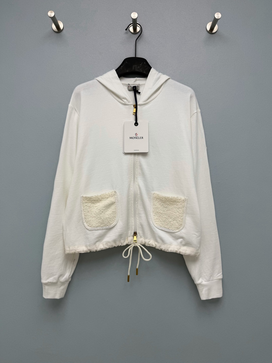 NO:932351,Moncle*Women's patchwork hooded jacket  The main body is made of delicate and skin-friendly combed cotton terry fabric, which is soft and breathable. The pockets are spliced with Teddy terry plush fabric to form a material contrast. The classic round patch badge logo on the outside of the sleeve is the core element of brand recognition. It is not exaggerated. Hardware zippers + thorns  Embroidered patch badge, fine workmanship, simple and light luxury, short box-shaped and slightly loose tailoring, drawstring at the hem can adjust the elasticity, optimize the waistline ratio, create a neat and casual dressing line. Milk white/navy blue two colors, simple and high-end, suitable for a variety of bottoms. Two-color code 3  SML,Moncler,jackets & coats,hats,19860909Moncle*女士拼接连帽外套 主体采用细腻亲肤的精梳棉质毛圈面料,柔软透气,口袋拼接泰迪圈圈毛绒面料,形成材质对比,袖子外侧经典圆形贴布徽章logo,是品牌辨识度核心元素,不浮夸,五金拉链+刺绣贴布徽章,做工精细,简约轻奢,短款箱型微宽松剪裁,下摆抽绳可调节松紧,优化腰线比例,打造利落休闲的穿搭线条.奶白/藏青两色,简约高级,适配多种下装搭配.双色3码 SML,蒙口-服装,Moncler,jackets & coats,hats,,Women's clothing