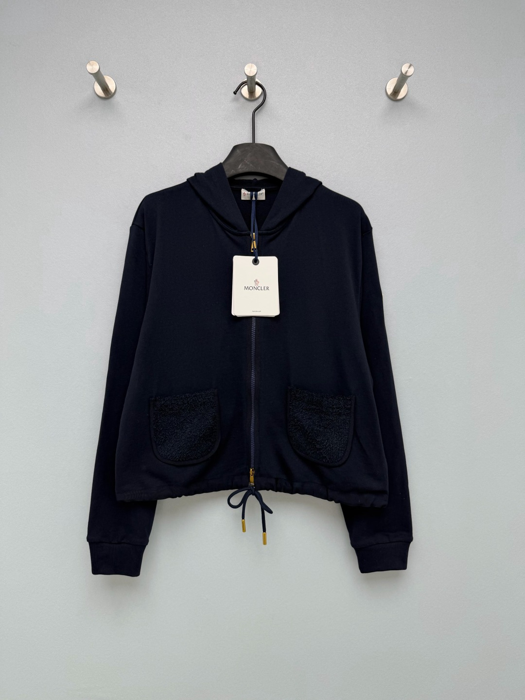 NO:932358,Moncle*Women's patchwork hooded jacket  The main body is made of delicate and skin-friendly combed cotton terry fabric, which is soft and breathable. The pockets are spliced with Teddy terry plush fabric to form a material contrast. The classic round patch badge logo on the outside of the sleeve is the core element of brand recognition. It is not exaggerated. Hardware zippers + thorns  Embroidered patch badge, fine workmanship, simple and light luxury, short box-shaped and slightly loose tailoring, drawstring at the hem can adjust the elasticity, optimize the waistline ratio, create a neat and casual dressing line. Milk white/navy blue two colors, simple and high-end, suitable for a variety of bottoms. Two-color code 3  SML B,Moncler,jackets & coats,hats,19860909Moncle*女士拼接连帽外套 主体采用细腻亲肤的精梳棉质毛圈面料,柔软透气,口袋拼接泰迪圈圈毛绒面料,形成材质对比,袖子外侧经典圆形贴布徽章logo,是品牌辨识度核心元素,不浮夸,五金拉链+刺绣贴布徽章,做工精细,简约轻奢,短款箱型微宽松剪裁,下摆抽绳可调节松紧,优化腰线比例,打造利落休闲的穿搭线条.奶白/藏青两色,简约高级,适配多种下装搭配.双色3码 SML B,蒙口-服装,Moncler,jackets & coats,hats,,Women's clothing