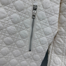 🔥🔥Dio* 菱格衍缝连帽薄棉外套 表层是顺滑防风的梭织面料,采用经典菱格衍缝工艺,夹薄棉填充,不会臃肿压身,连帽抽绳设 🔥🔥Dio* 菱格衍缝连帽薄棉外套 表层是顺滑防风的梭织面料,采用经典菱格衍缝工艺,夹薄棉填充,不会臃肿压身,连帽抽绳设