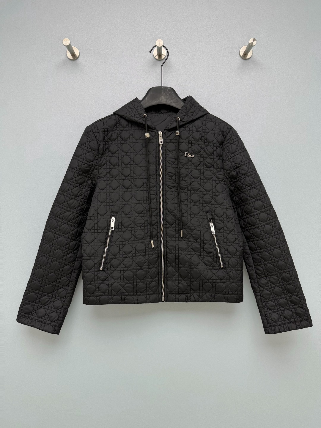 NO:932290,Dio* diamond quilted hooded thin cotton jacket is made of smooth and windproof woven fabric on the surface, using classic diamond quilting technology, thin cotton filling, not bulky and pressurized, hooded drawstring design, metal rope buckle + zipper placket, zipper pockets on both sides, practical and stylish, small metal letter mark on the chest, simple and low-key, weakening the sense of exaggeration. Off-white + classic black two colors, off-white is gentle and clean, black is calm and elegant, to meet different wearing styles!  Two-color code 3 SML B, Dior-clothing, dior, dior, jackets & coats, hats,19860909Dio* 菱格衍缝连帽薄棉外套 表层是顺滑防风的梭织面料,采用经典菱格衍缝工艺,夹薄棉填充,不会臃肿压身,连帽抽绳设计,金属绳扣+拉链门襟,两侧拉链口袋,实用兼具造型感,胸口金属字母小标,简约低调,弱化浮夸感.米白+经典黑两个色系,米白温柔干净,黑色沉稳大气,满足不同穿搭风格！双色3码 SML B,迪奥-服装,dior,dior,jackets & coats,hats,,Women's clothing