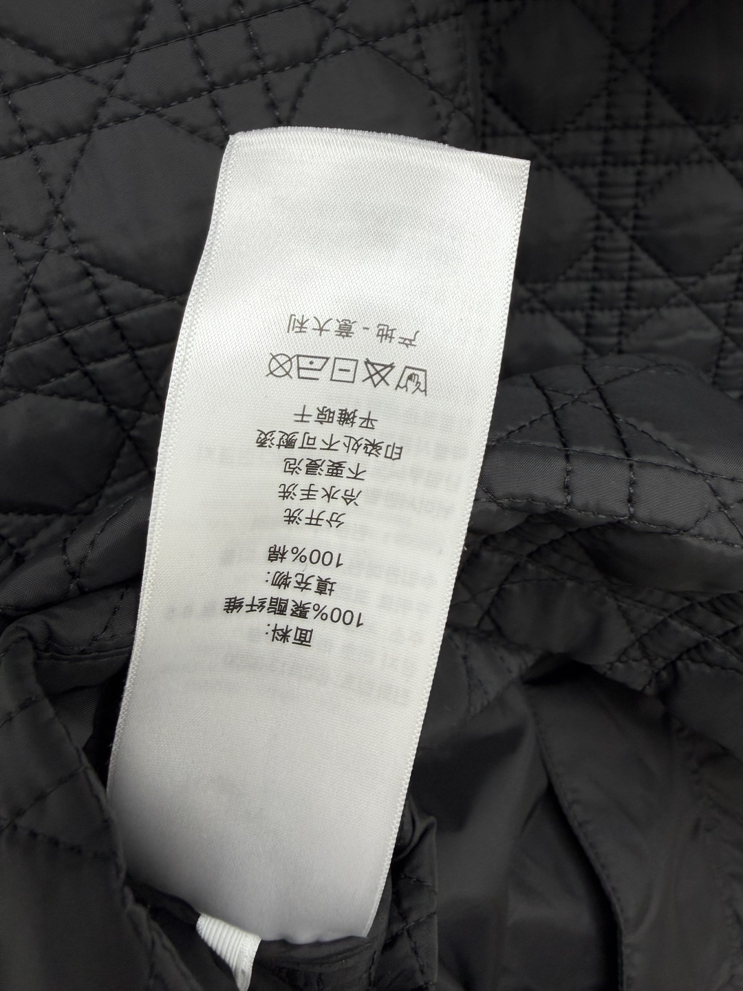 🔥🔥Dio* 菱格衍缝连帽薄棉外套 表层是顺滑防风的梭织面料，采用经典菱格衍缝工艺，夹薄棉填充，不会臃肿压身，连帽抽绳设