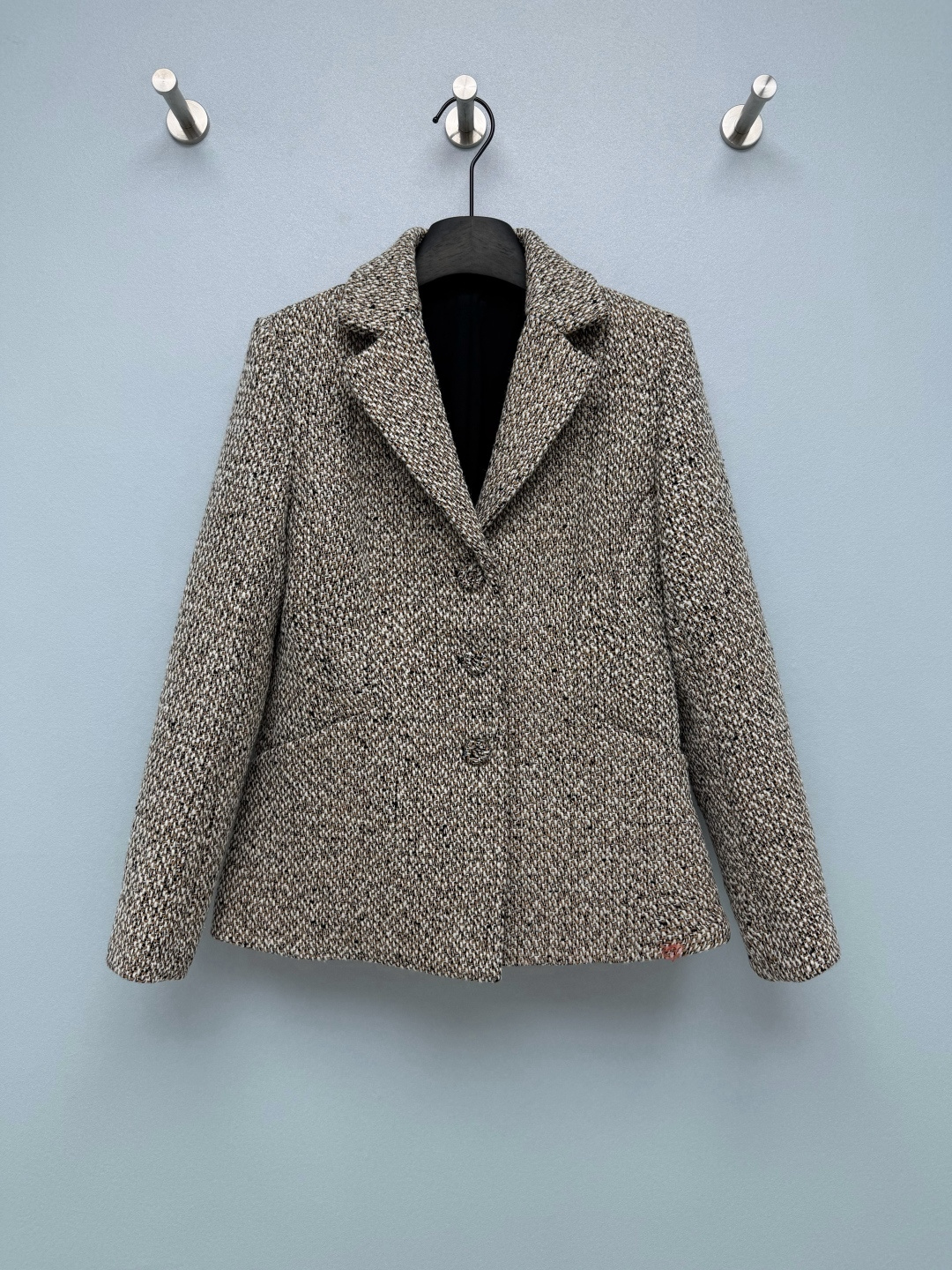 NO:932307,Dio* heather tweed blazer  It is made of wool blended variegated tweed fabric, made of three-color yarns of off-white, brown and black. The texture is thick and three-dimensional, with a retro hemp feel. It has a classic notch lapel suit style, short waist cut, neat fit, optimized upper and lower body proportions, weakening the seriousness of traditional suits, soft and capable, and at the same time  The fabric is covered with cloth buttons, the placket and cuffs are designed in a unified way, with diagonal pockets, and the lines are simple and smooth. It weakens the sweet fragrance and favors intellectual commuting and French retro style. It is suitable for a variety of dressing scenes. Wear it alone and is gentle and intellectual. When paired with a skirt from the same series, it is a full-featured commuting outfit. It is easy to achieve French elegance!  Solid color size 3 SML B, Dior-clothing, dior, dior, skirts, jackets & coats, business suit,19860909Dio* 杂色粗花呢西装外套 采用羊毛混纺杂色粗花呢面料,由米白、咖棕、黑三色纱线混织而成,肌理厚实立体,自带复古麻感,经典平驳领西装版型,短款收腰剪裁,利落合身,优化上下身比例,弱化了传统西装的严肃感,柔和又干练,同面料包布纽扣,门襟与袖口统一设计,斜插式口袋,线条简约流畅.弱化甜美的小香风,偏向知性通勤、法式复古,适配多种穿搭场景.单穿温柔知性,搭配同系列半裙就是气质满满的通勤穿搭,轻松拿捏法式优雅！单色3码 SML B,迪奥-服装,dior,dior,skirts,jackets & coats,business suit,,Women's clothing
