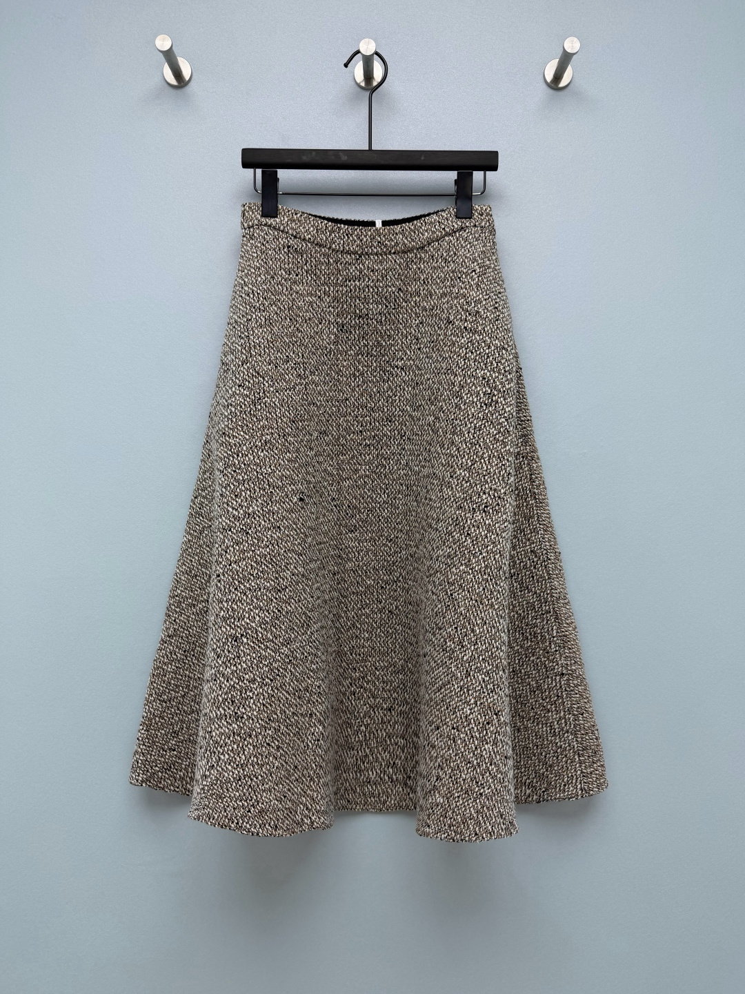 NO:932299,Dio* heather wool tweed skirt  Made of wool blended tweed fabric, three-color yarns of off-white, brown and black are mixed and woven. The texture is fluffy and thick, with a subtle shimmering texture. It has a high-waisted large umbrella version, a narrow top and wide arc, and the skirt naturally spreads out, modifying the lines of the crotch and legs.  Elegant and elegant, with invisible side zippers and hidden pockets, it balances elegance and practicality. You don’t have to choose between good looks and practicality. Wear it alone and it’s gentle and intellectual. Put it in a suit as a set, and it’s a commuter outfit full of temperament. You can easily achieve French elegance!  Solid color size 3 SML B, Dior-clothing, dior, dior, skirts, business suit,19860909Dio* 杂色羊毛粗花呢半裙 采用羊毛混纺粗花呢面料,米白、咖棕、黑三色纱线混织,肌理蓬松厚实,带有细微闪丝质感,高腰大伞版型,上窄下宽的弧度,裙摆自然散开,修饰胯部与腿部线条,飘逸优雅,侧边隐形拉链+隐藏口袋,兼顾优雅与实用,不用在好看和好用之间做选择,单穿温柔知性,成套穿上西装,就是气质满满的通勤穿搭,轻松拿捏法式优雅！ 单色3码 SML B,迪奥-服装,dior,dior,skirts,business suit,,Women's clothing