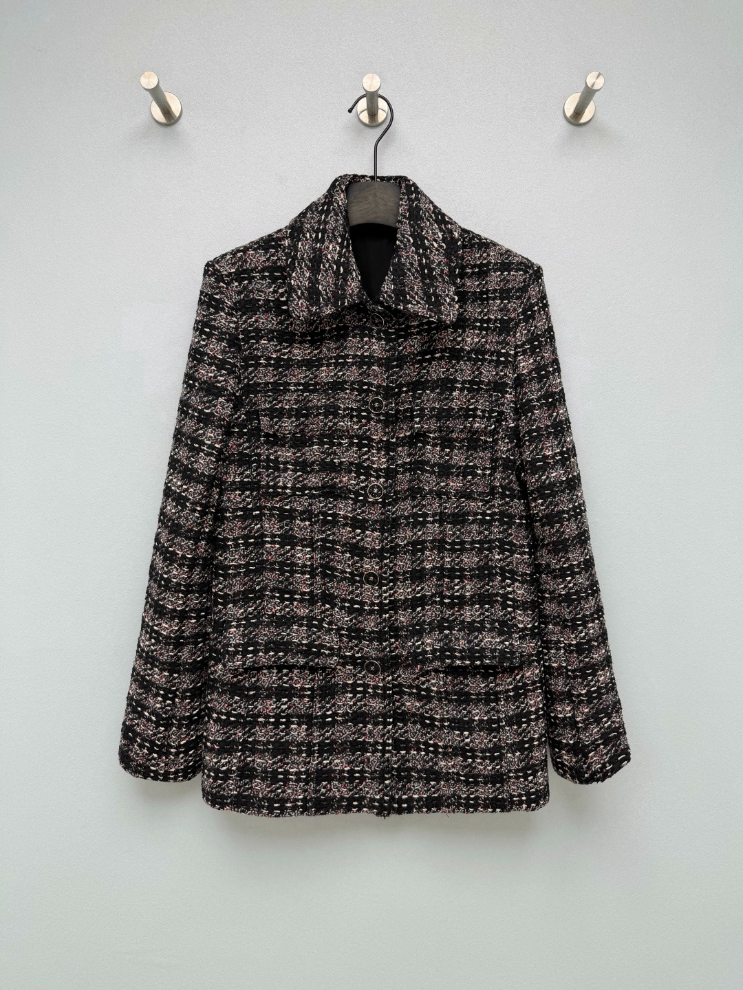 NO:932315,Cha* small fragrant lapel tweed jacket  Made of mixed color tweed fabric, the yarn is mixed with black, off-white and fine red color dots. It has rich texture, crisp and stylish, bright metal buttons embellish the placket and cuffs, fine workmanship, smooth lining, comfortable upper body without binding, shirt lapel + straight and loose fit, less sweet and more neat femininity, not picky about body shape, very tolerant. Simple commuter style, retro variegated texture, both elegance and leisure!  Single color size 3 SML B, Chanel-clothing,chanel,jackets & coats,shirts,19860909Cha* 小香风翻领粗花呢外套 采用混色粗花呢编织面料,纱线夹杂黑、米白与细碎红调彩点,肌理感丰富,挺括有型,亮面金属纽扣点缀门襟与袖口,做工细腻,内里顺滑衬布,上身舒适不扎身,衬衫翻领+直身宽松版型,少了甜腻,多了利落的大女人气质,不挑身材,包容性很好.简约通勤风,复古杂色肌理,兼顾优雅与休闲！ 单色3码 SML B,香奈儿-服装,chanel,jackets & coats,shirts,,Women's clothing
