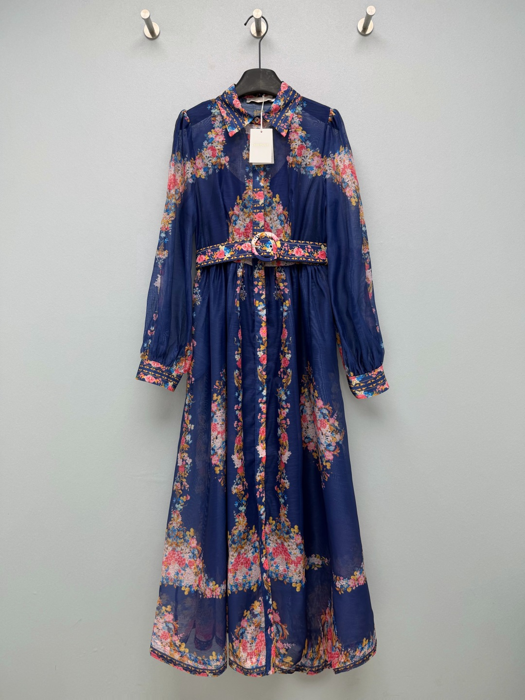 NO:932331,Zimm* navy floral print shirt dress  Light and slightly translucent textured chiffon fabric, with a soft and hazy texture, draped and elegant. Classic shirt lapel + single row placket, lantern long sleeves, pleated cuff design, with a retro atmosphere; navy blue background with retro oil painting floral print, color  It is rich and rich; it is matched with a belt of the same color, which can be freely tightened to create a high-waisted skirt, optimizing the proportions of the body. The skirt is loose and stretched, giving it a sense of elegance when walking. A French holiday long skirt with a full sense of atmosphere, and a navy blue background flower print that is captivating at a glance~  Single color code 4 SMLXL B, Zimmermann-clothing, skirts, shirts,19860909Zimm* 藏青花卉印花衬衫连衣裙 轻盈微透的肌理雪纺面料,自带柔和朦胧质感,垂坠飘逸.经典衬衫翻领+单排门襟,灯笼长袖,袖口做收褶设计,自带复古氛围感；藏青底色搭配复古油画感花卉印花,色彩浓郁丰富；配套同花色腰带,可自由收束腰线,打造高腰大裙摆,优化身材比例,裙摆宽松舒展,走动自带飘逸感.氛围感拉满的法式度假长裙,一眼沦陷的藏青底色花卉印花～ 单色4码 SMLXL B,兹默曼-服装,skirts,shirts,,Women's clothing
