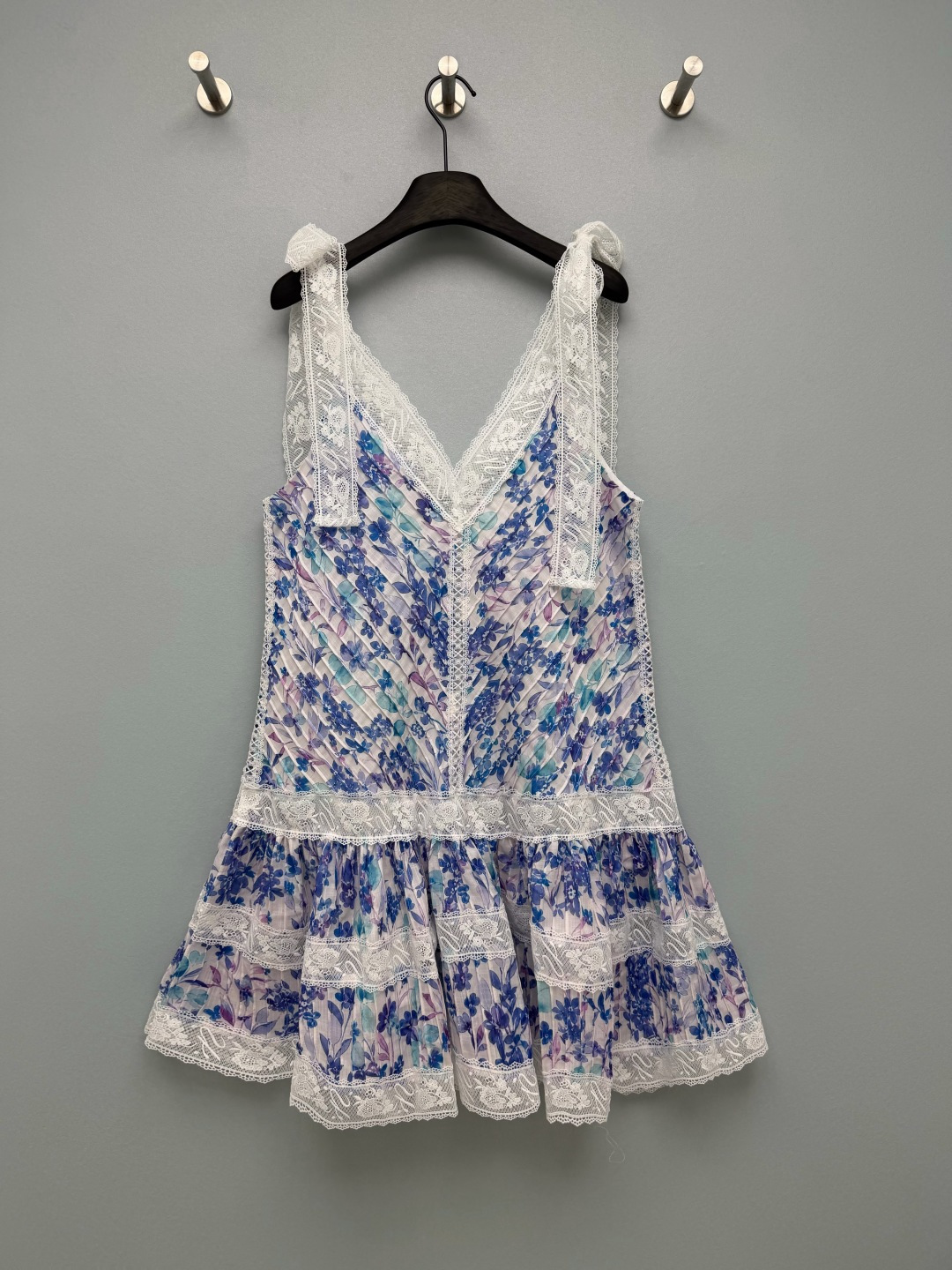 NO:932345,Zimm* blue and purple ink floral lace suspender skirt  The base color is a light and breathable cotton-like printed fabric, which is finely pleated and has a light texture; it is spliced with exquisite hollow embroidered lace, which is transparent and soft, has a hazy atmosphere, is skin-friendly and elegant, and is suitable for spring and summer. The V-neck is matched with lace binding, and the shoulder straps are embroidered lace bow ties, which is sweet  Beautiful and exquisite, adjustable, softening the shoulder and neck lines. The upper body is pleated with vertical strips to modify the body shape. The waist is spliced with multiple layers of lace. The hem has a lotus leaf cake skirt. The layers are fluffy, smart and playful. The clear watercolor blue and purple florals are like a piece of Monet's garden rubbed into the skirt ~ Monochrome size 4  SMLXL B,Zimmerman-clothing,skirts,19860909Zimm* 蓝紫水墨碎花蕾丝吊带短裙 底色是轻薄透气的棉感印花面料,做了细密压褶处理,肌理轻盈；拼接精致镂空刺绣蕾丝,通透柔和,自带朦胧氛围感,亲肤飘逸,适合春夏.V领搭配蕾丝包边,肩带是刺绣蕾丝蝴蝶结系带,甜美精致,可调节,柔化肩颈线条.上身竖条压褶,修饰身形,腰部拼接多层蕾丝花边,下摆荷叶蛋糕裙摆,层次蓬松,灵动俏皮.清透水彩感的蓝紫碎花,像把一片莫奈花园揉进了裙身～单色4码 SMLXL B,兹默曼-服装,skirts,,Women's clothing