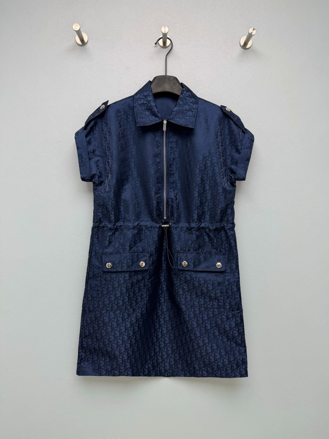 NO:933054,Dio* dark pattern jacquard workwear-style waist dress  The woven jacquard fabric with its own luster, all over the body darkly printed Oblique jacquard, has a delicate texture, is light and crisp, has its own drape, is breathable and not stuffy, and is very suitable for spring and summer. Classic lapels with half-open zippers, shoulder epaulets + large flap pockets, neat and stylish  The workwear style neutralizes the femininity of the skirt. The adjustable drawstring at the waist is the finishing touch. It can easily tighten the waistline and create a 30-70 ratio. The A-line skirt is very tolerant to the crotch and legs. The milky white glossy version and the navy blue calming version are suitable for different styles and scenes. Two-color 3-code code  SML,Dior-clothing,dior,dior,skirts,19860909Dio* 暗纹提花工装风收腰连衣裙 自带光泽感的梭织提花面料,通体暗印Oblique老花提花,肌理细腻,轻薄挺括,自带垂感,透气不闷,很适合春夏季节.经典翻领搭配半开拉链,肩部肩章+翻盖大口袋,利落的工装版型中和了裙装的柔媚,腰间可调节抽绳是点睛之笔,轻松收紧腰线,打造三七分比例,A字裙摆对胯部、腿部包容性都很好.奶白光泽款、藏青沉稳款,适配不同风格场景.双色3码 SML,迪奥-服装,dior,dior,skirts,,Women's clothing