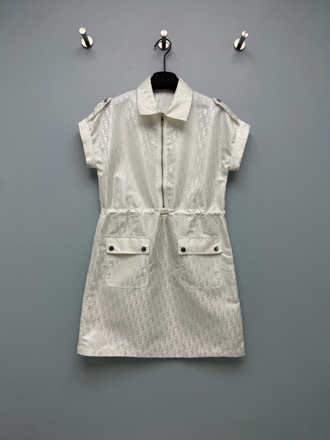 NO:933070,Dio* dark pattern jacquard workwear-style waist dress  The woven jacquard fabric with its own luster, all over the body darkly printed Oblique jacquard, has a delicate texture, is light and crisp, has its own drape, is breathable and not stuffy, and is very suitable for spring and summer. Classic lapels with half-open zippers, shoulder epaulets + large flap pockets, neat and stylish  The workwear style neutralizes the femininity of the skirt. The adjustable drawstring at the waist is the finishing touch. It can easily tighten the waistline and create a 30-70 ratio. The A-line skirt is very tolerant to the crotch and legs. The milky white glossy version and the navy blue calming version are suitable for different styles and scenes. Two-color 3-code code  SML,Dior-clothing,dior,dior,skirts,19860909Dio* 暗纹提花工装风收腰连衣裙 自带光泽感的梭织提花面料,通体暗印Oblique老花提花,肌理细腻,轻薄挺括,自带垂感,透气不闷,很适合春夏季节.经典翻领搭配半开拉链,肩部肩章+翻盖大口袋,利落的工装版型中和了裙装的柔媚,腰间可调节抽绳是点睛之笔,轻松收紧腰线,打造三七分比例,A字裙摆对胯部、腿部包容性都很好.奶白光泽款、藏青沉稳款,适配不同风格场景.双色3码 SML,迪奥-服装,dior,dior,skirts,,Women's clothing
